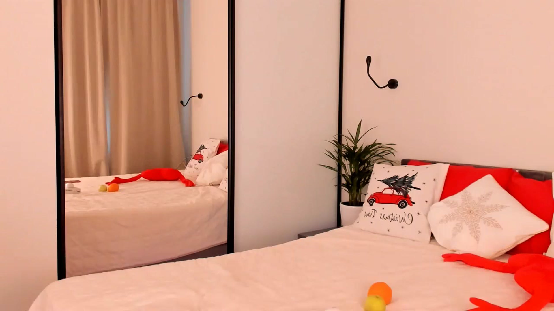 Gallery image thumbnail from Annalils's myfreecams stream on, 12/13/2023, 09:17 image 10 of 20
