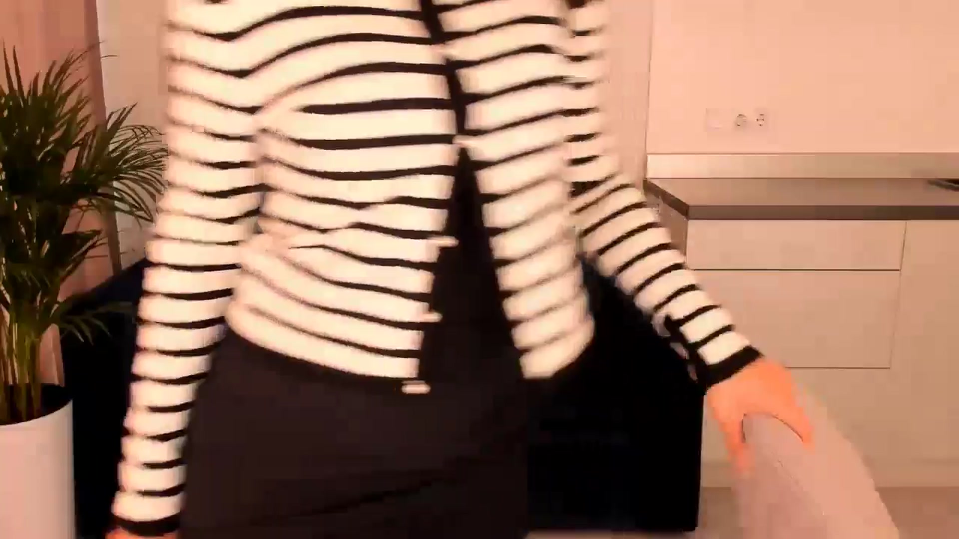 Gallery image thumbnail from Annalils's myfreecams stream on, 07/05/2024, 12:58 image 16 of 20