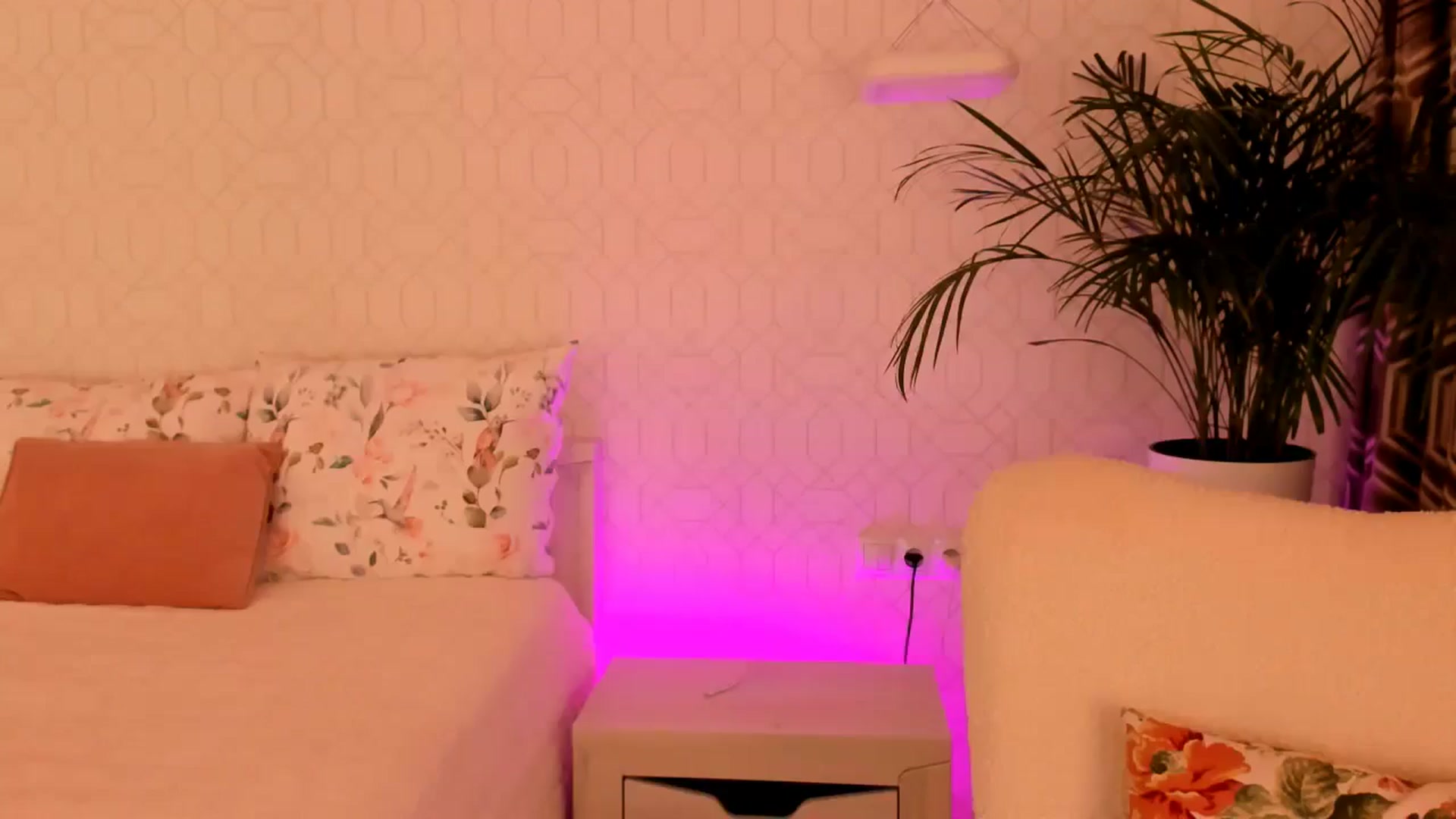 Gallery image thumbnail from Annaliss's myfreecams stream on, 06/20/2025, 21:49 image 11 of 20