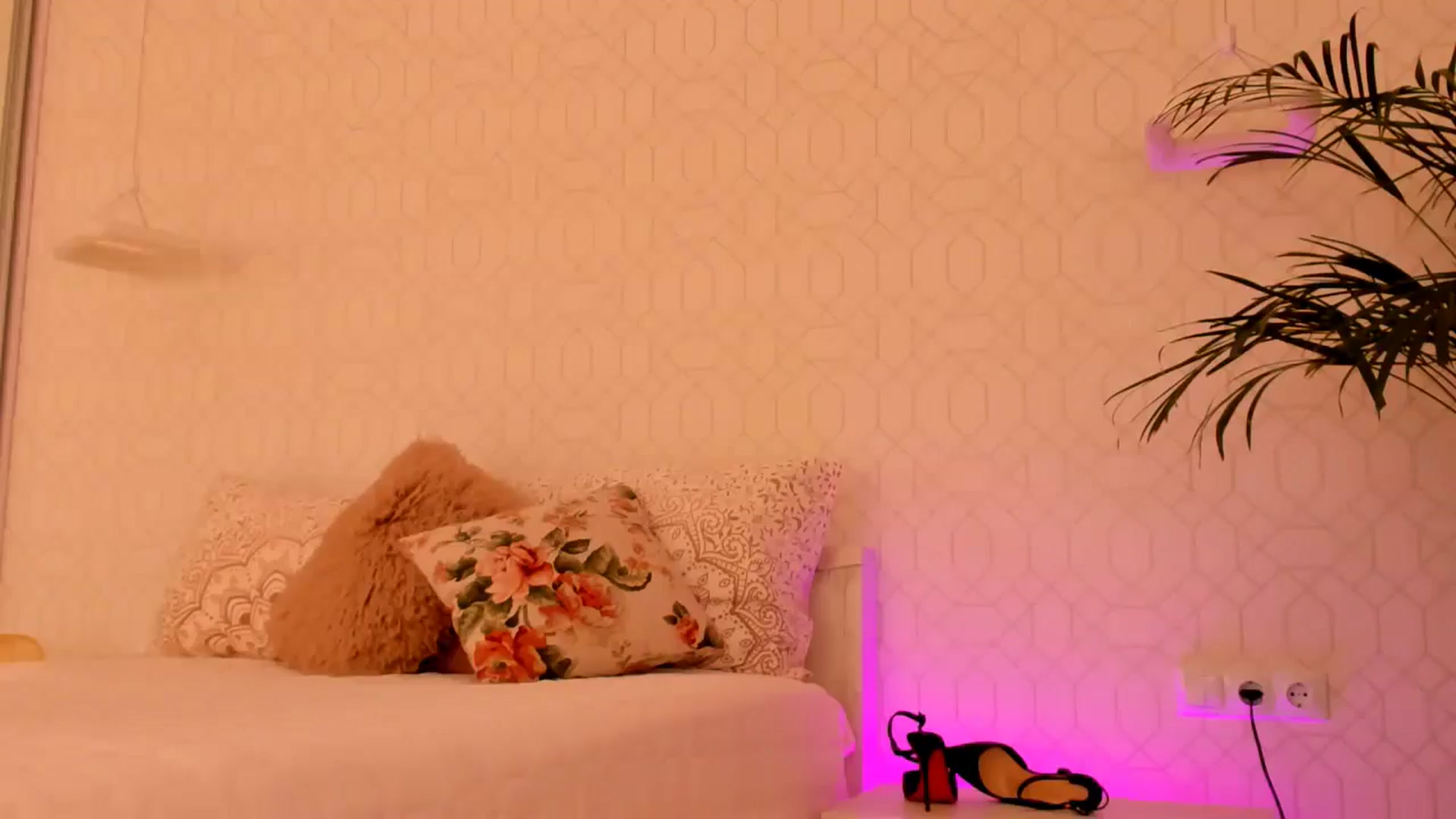 Gallery image thumbnail from Annaliss's myfreecams stream on, 06/25/2025, 17:34 image 15 of 20