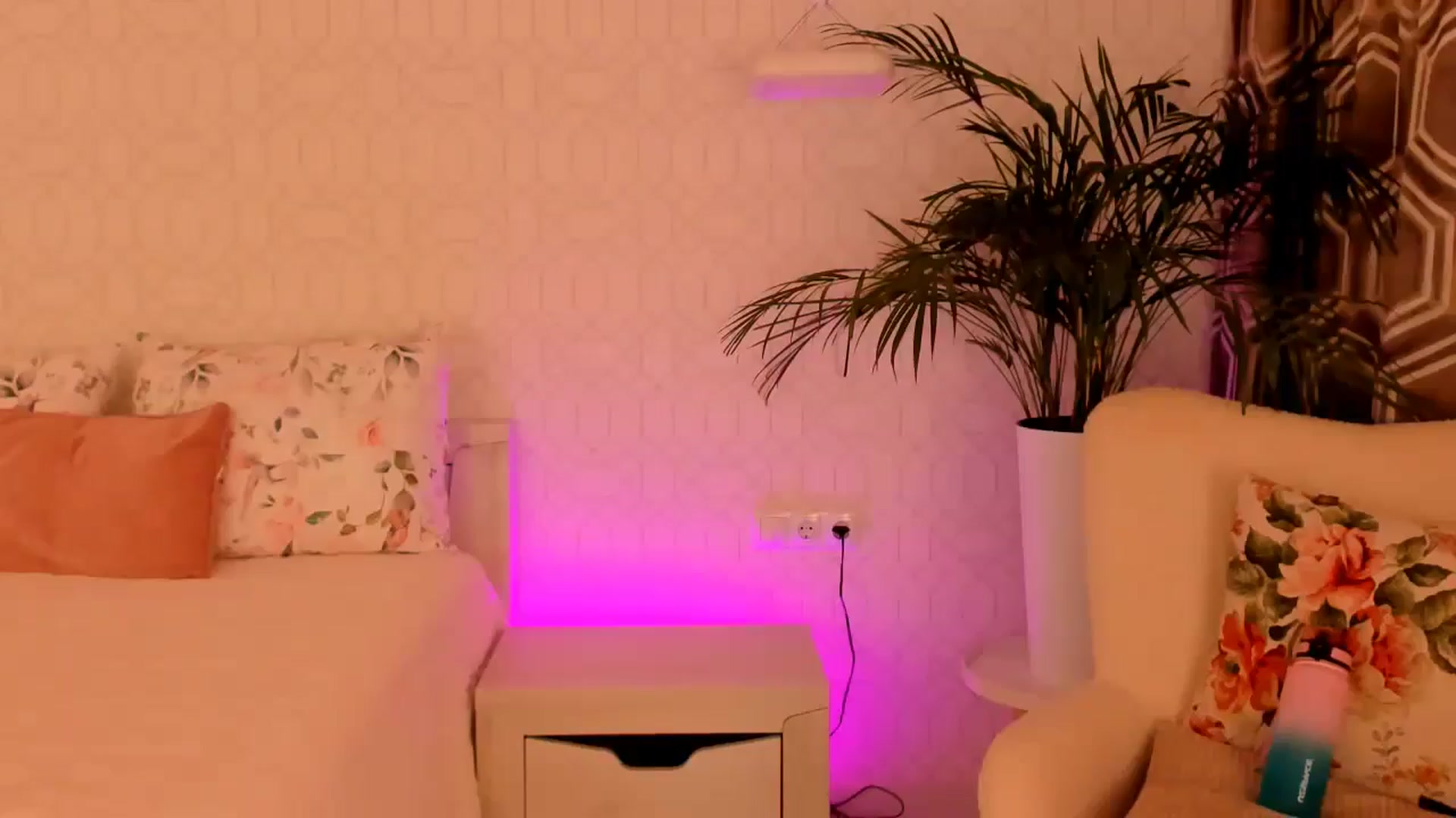 Gallery image thumbnail from Annaliss's myfreecams stream on, 07/08/2025, 19:33 image 11 of 20
