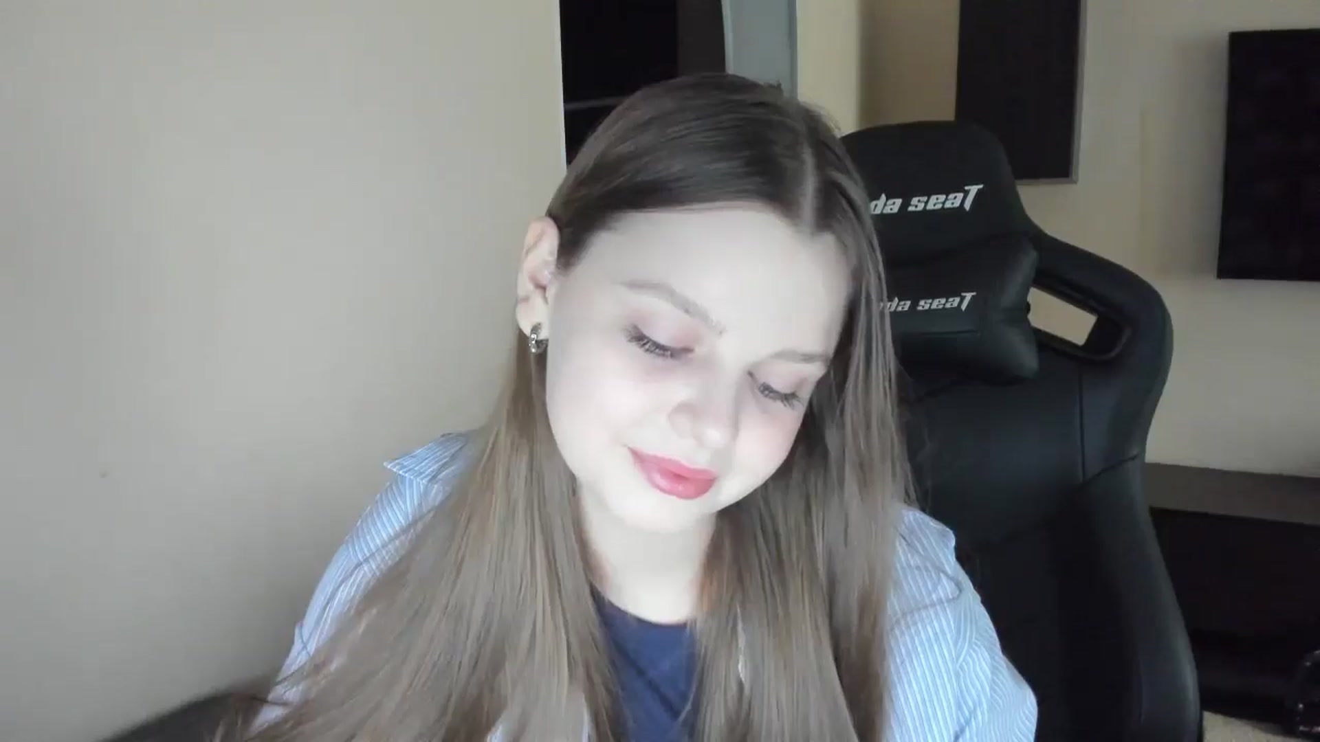 Gallery image thumbnail from Annaneon's myfreecams stream on, 06/03/2025, 12:07 image 15 of 20