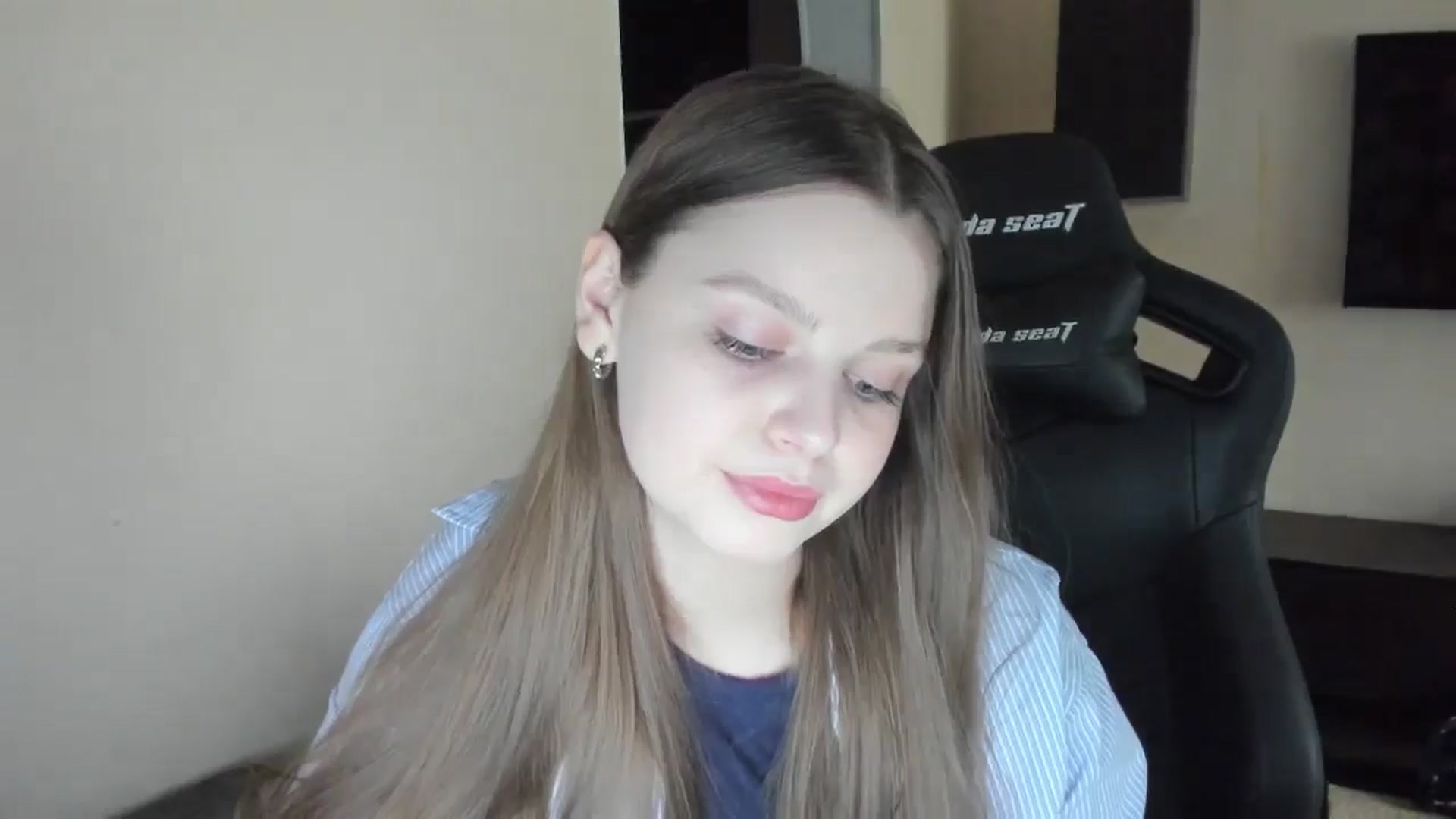 Gallery image thumbnail from Annaneon's myfreecams stream on, 06/03/2025, 12:07 image 14 of 20