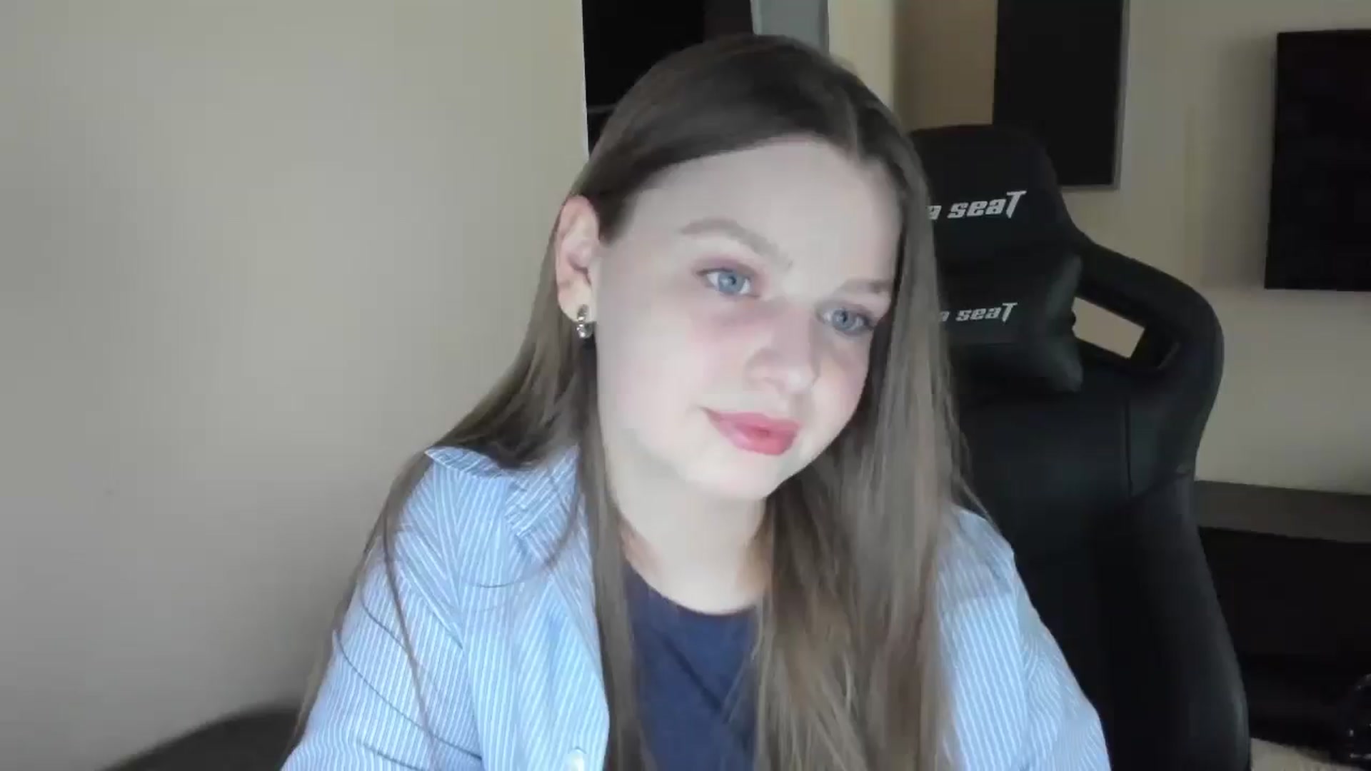 Gallery image thumbnail from Annaneon's myfreecams stream on, 06/03/2025, 12:07 image 11 of 20