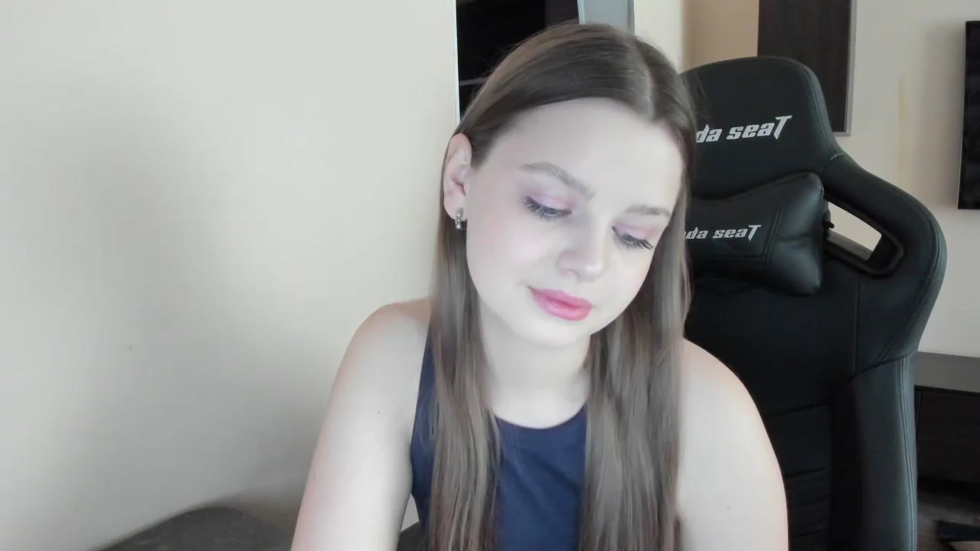 Gallery image thumbnail from Annaneon's myfreecams stream on, 06/05/2025, 09:25 image 10 of 20