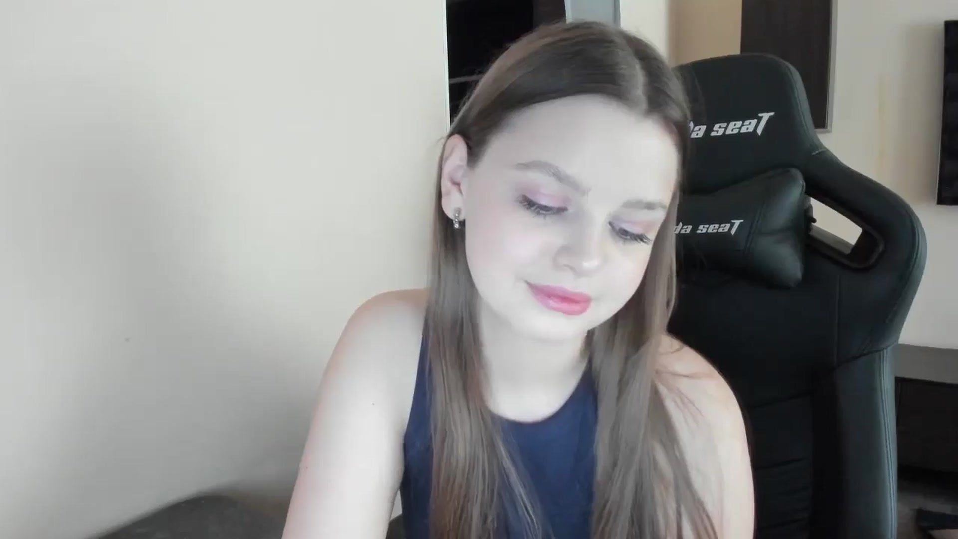 Gallery image thumbnail from Annaneon's myfreecams stream on, 06/05/2025, 09:25 image 8 of 20
