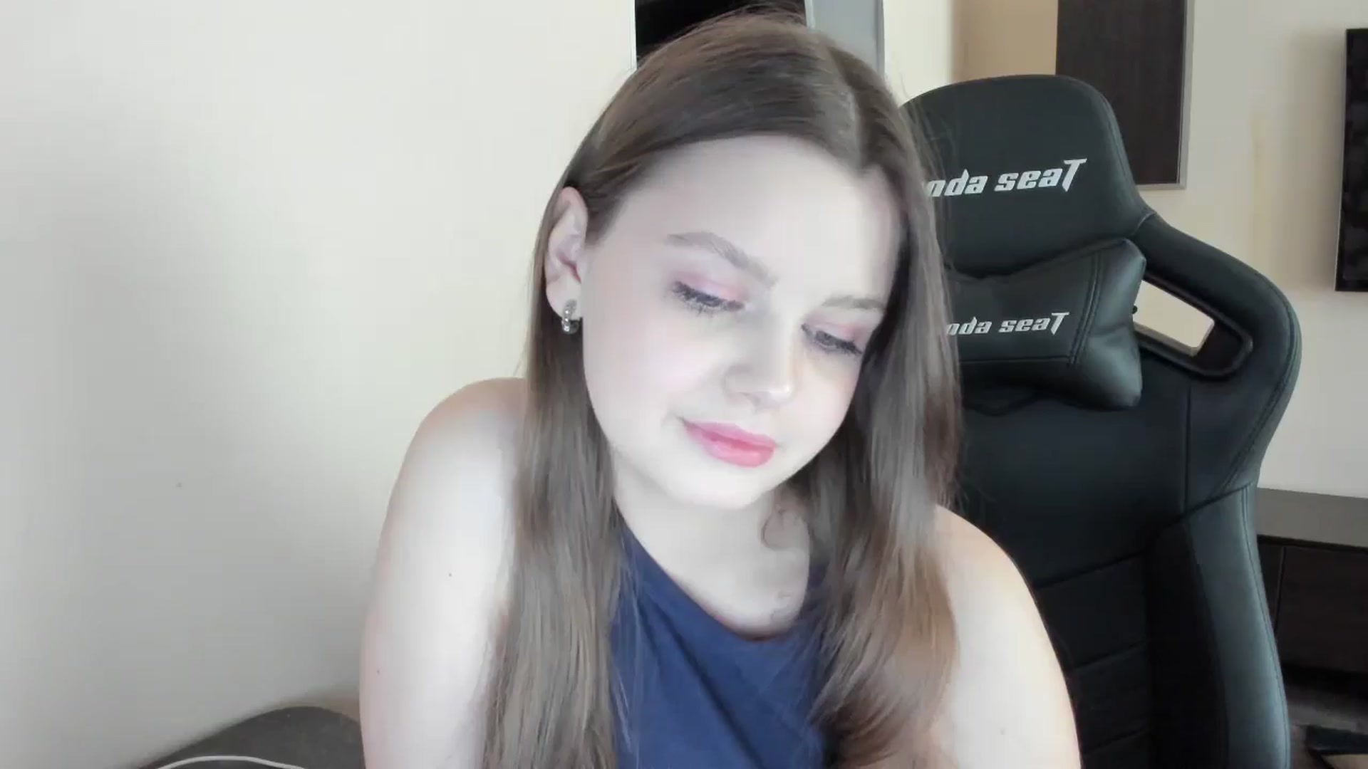 Gallery image thumbnail from Annaneon's myfreecams stream on, 06/05/2025, 10:45 image 16 of 20