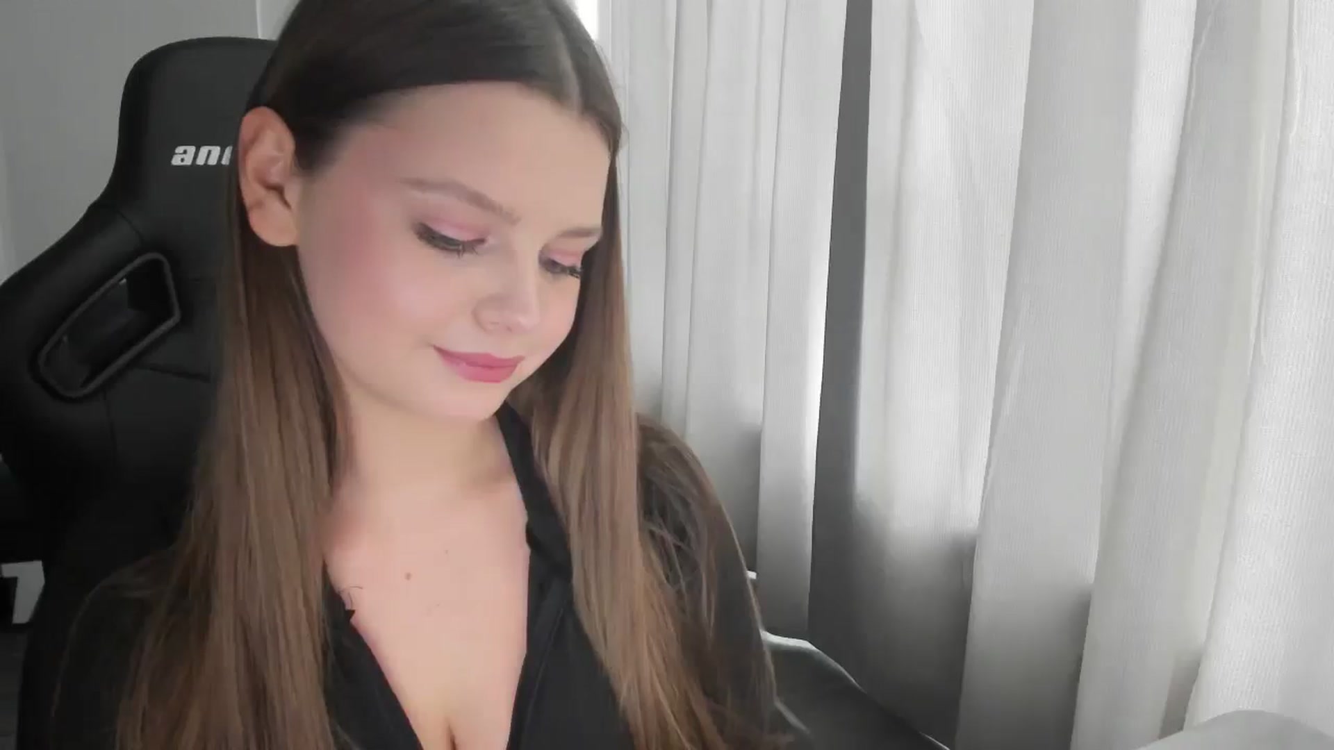 Gallery image thumbnail from Annaneon's myfreecams stream on, 06/20/2025, 11:50 image 9 of 20