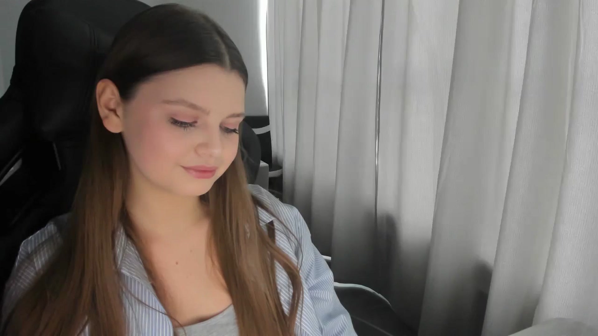 Gallery image thumbnail from Annaneon's myfreecams stream on, 06/22/2025, 11:44 image 6 of 20