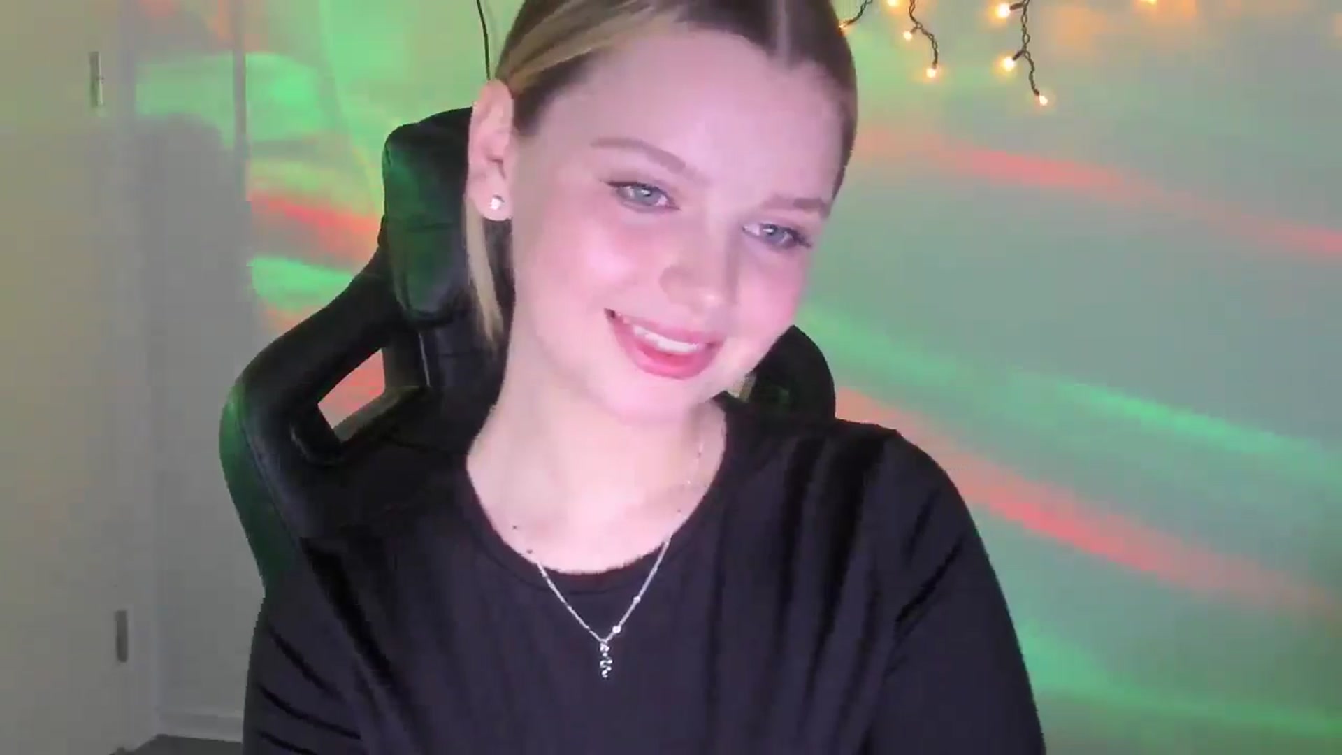 Gallery image thumbnail from Annaneon's myfreecams stream on, 03/15/2026, 14:25 image 12 of 20