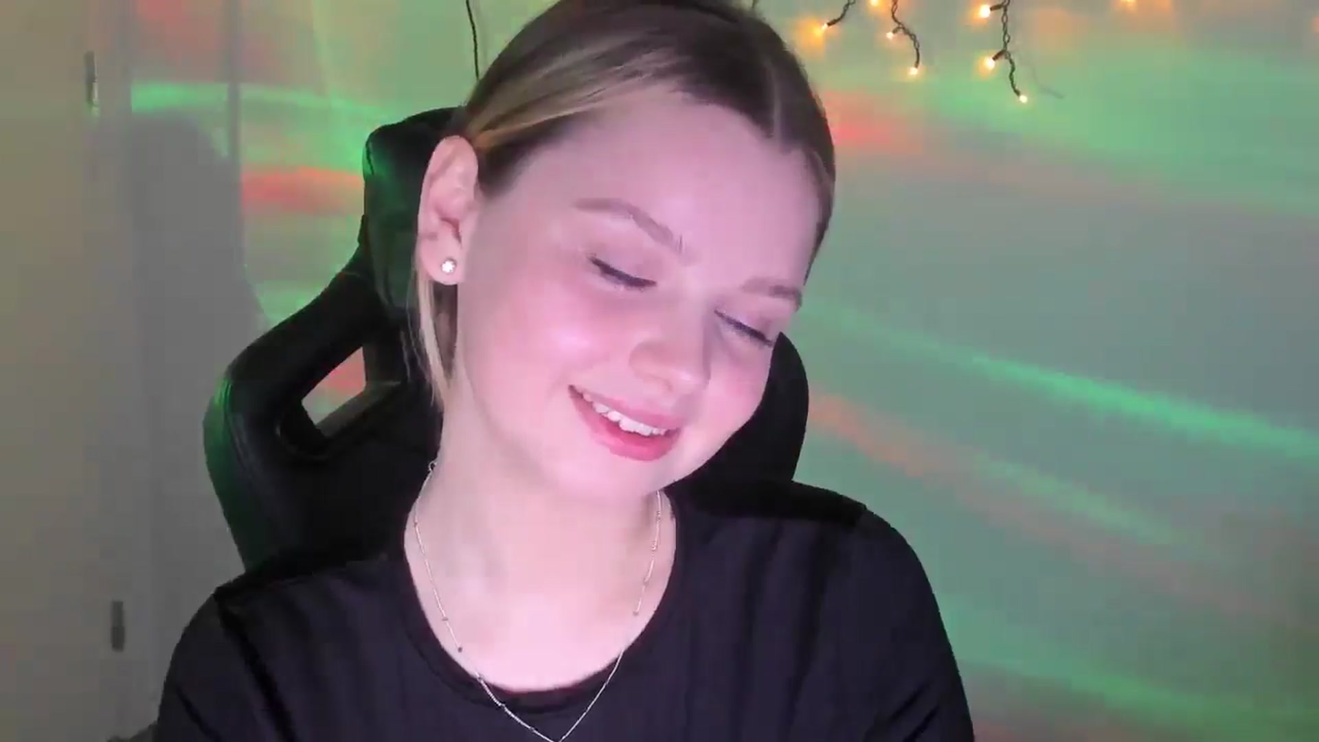 Gallery image thumbnail from Annaneon's myfreecams stream on, 03/15/2026, 14:25 image 18 of 20