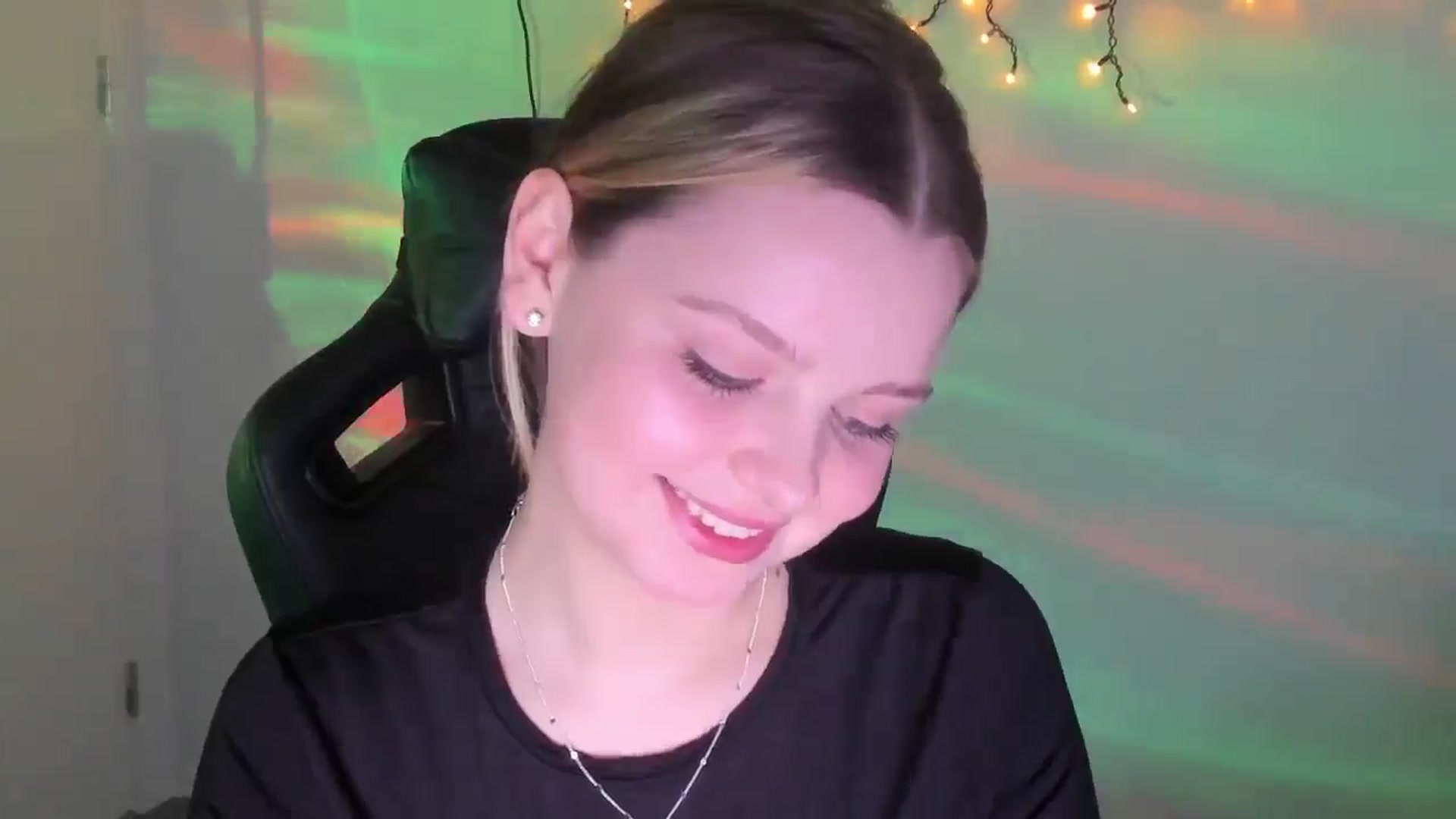 Gallery image thumbnail from Annaneon's myfreecams stream on, 03/15/2026, 14:25 image 16 of 20
