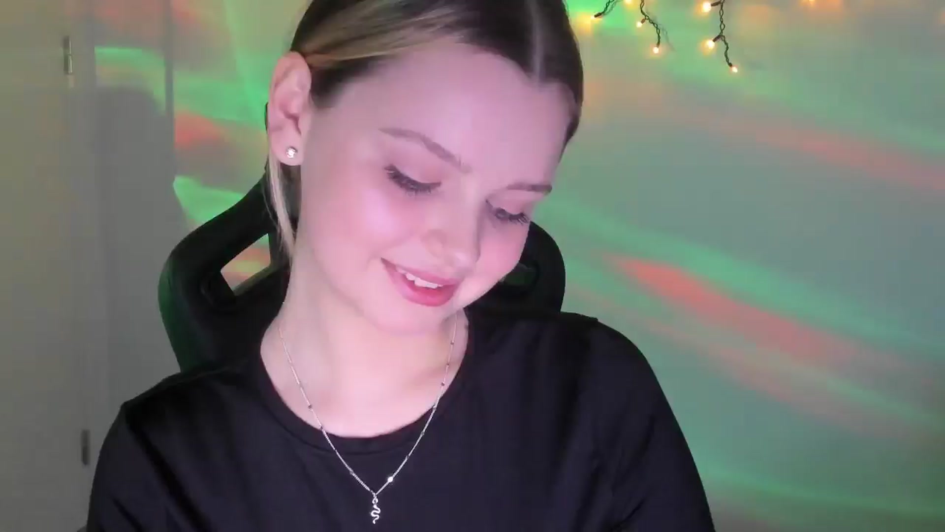 Gallery image thumbnail from Annaneon's myfreecams stream on, 03/15/2026, 15:58 image 1 of 20