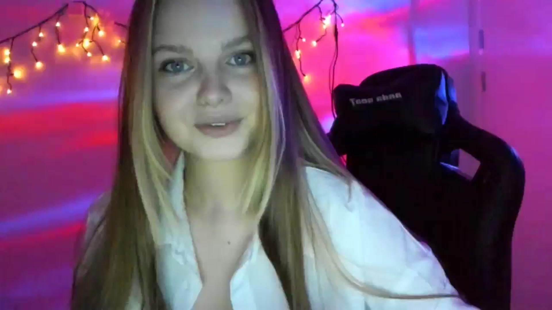 Gallery image thumbnail from Annaneon's myfreecams stream on, 03/20/2026, 18:44 image 17 of 20