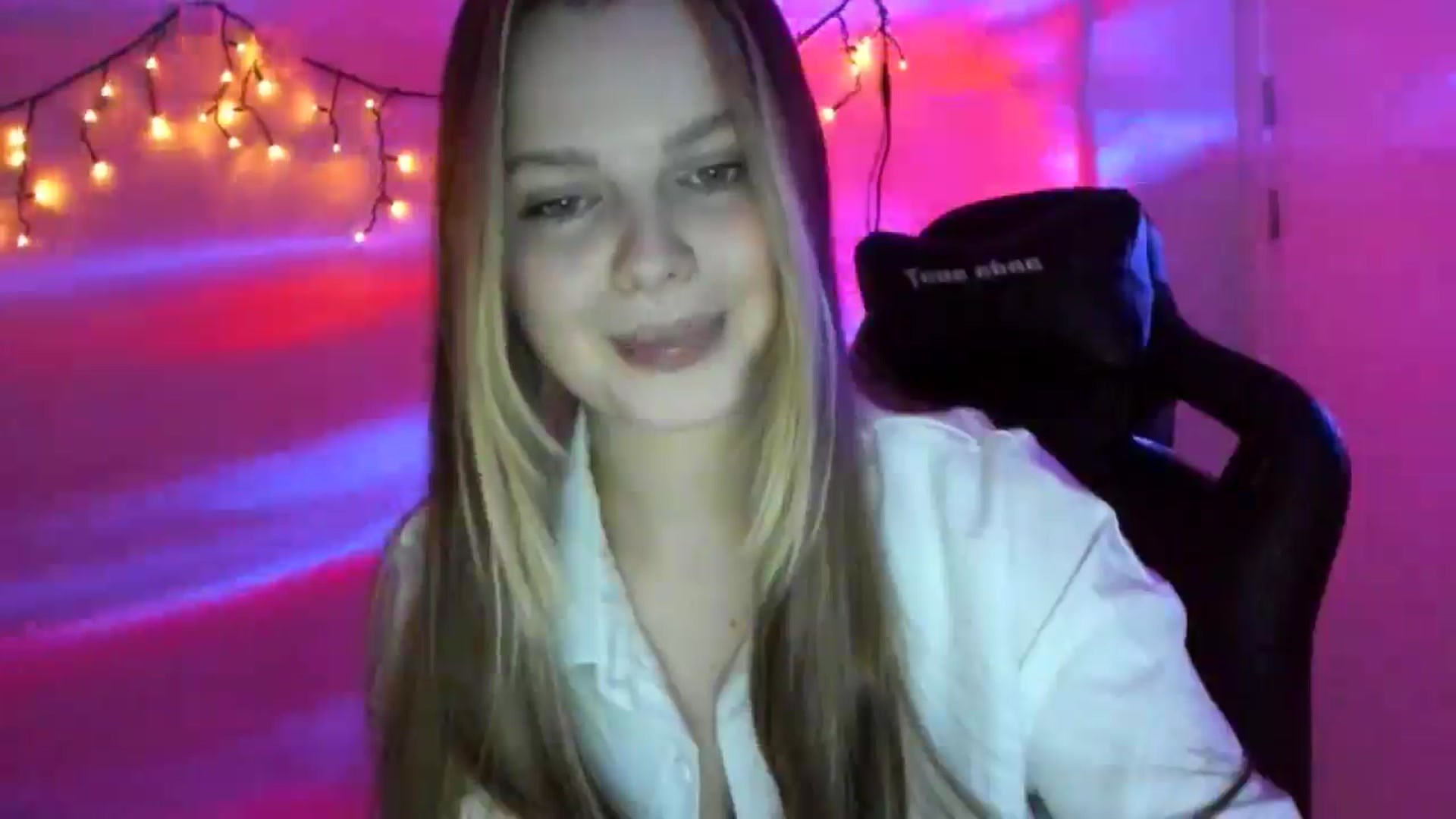Gallery image thumbnail from Annaneon's myfreecams stream on, 03/20/2026, 18:44 image 19 of 20
