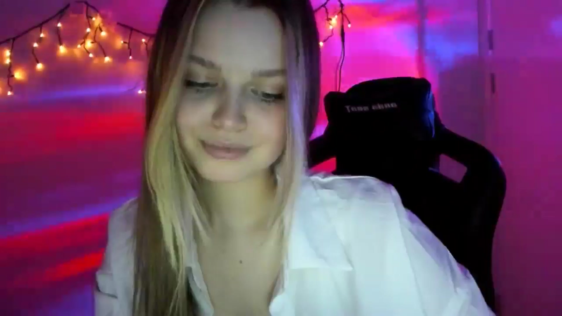 Gallery image thumbnail from Annaneon's myfreecams stream on, 03/20/2026, 18:44 image 14 of 20