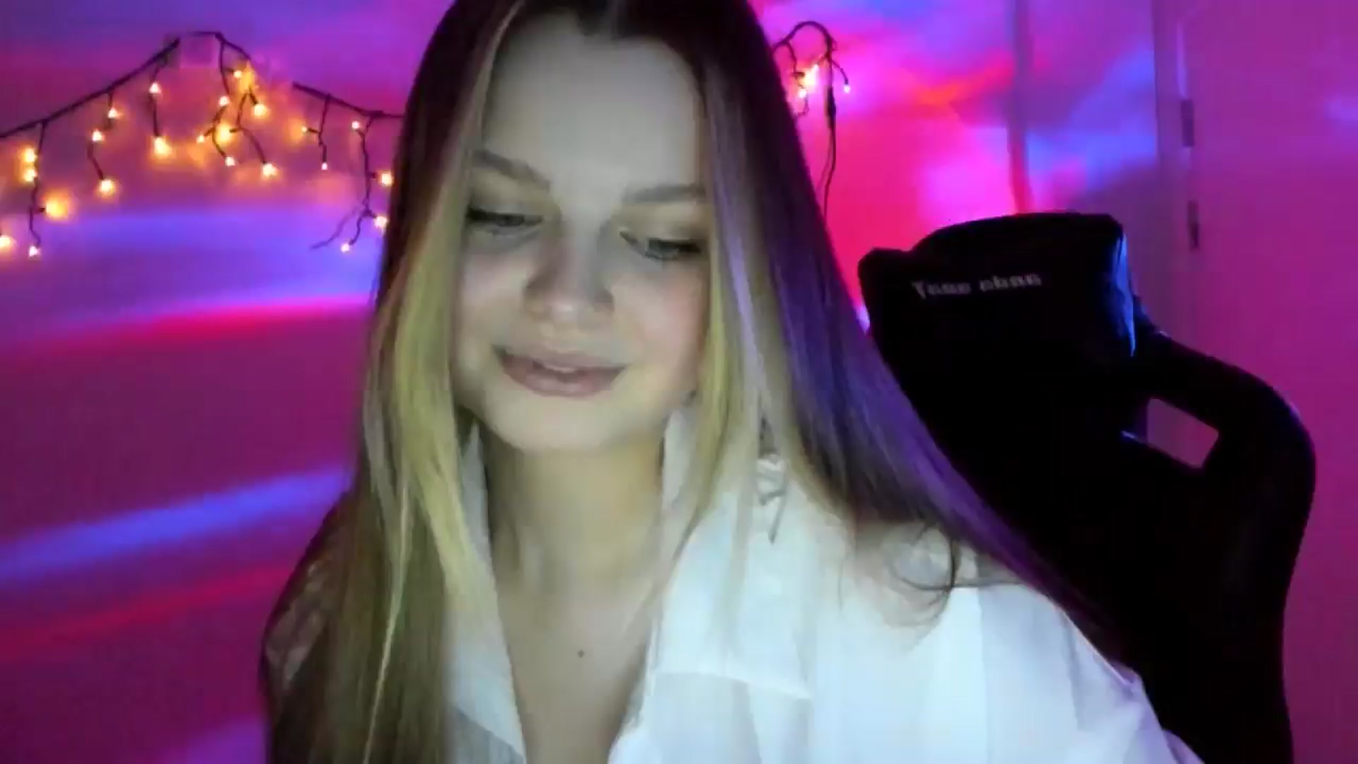 Gallery image thumbnail from Annaneon's myfreecams stream on, 03/20/2026, 18:44 image 9 of 20