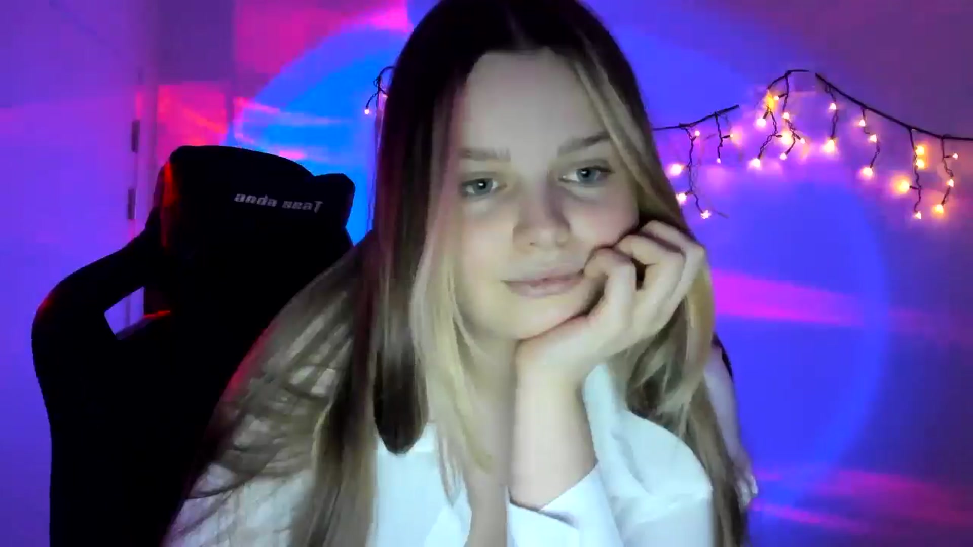 Gallery image thumbnail from Annaneon's myfreecams stream on, 04/06/2026, 17:13 image 16 of 20