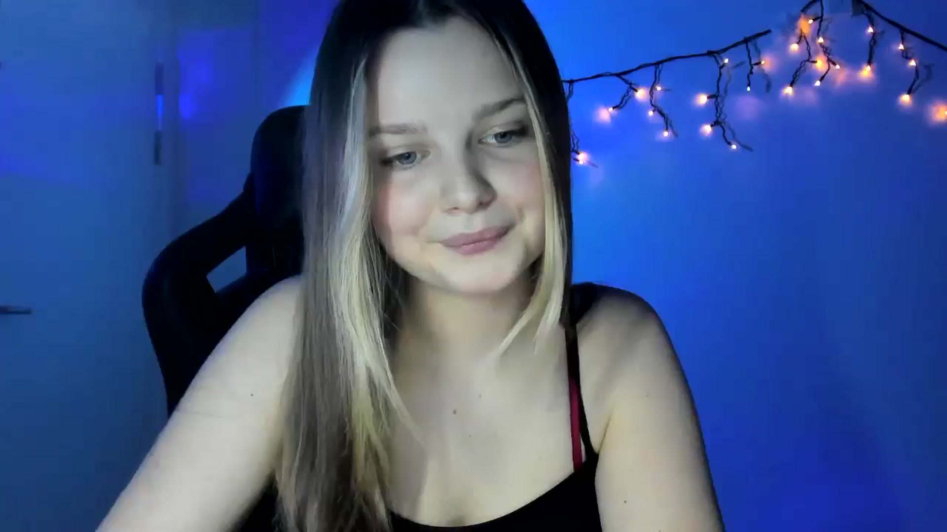 Gallery image thumbnail from Annaneon's myfreecams stream on, 04/19/2026, 22:19 image 17 of 20