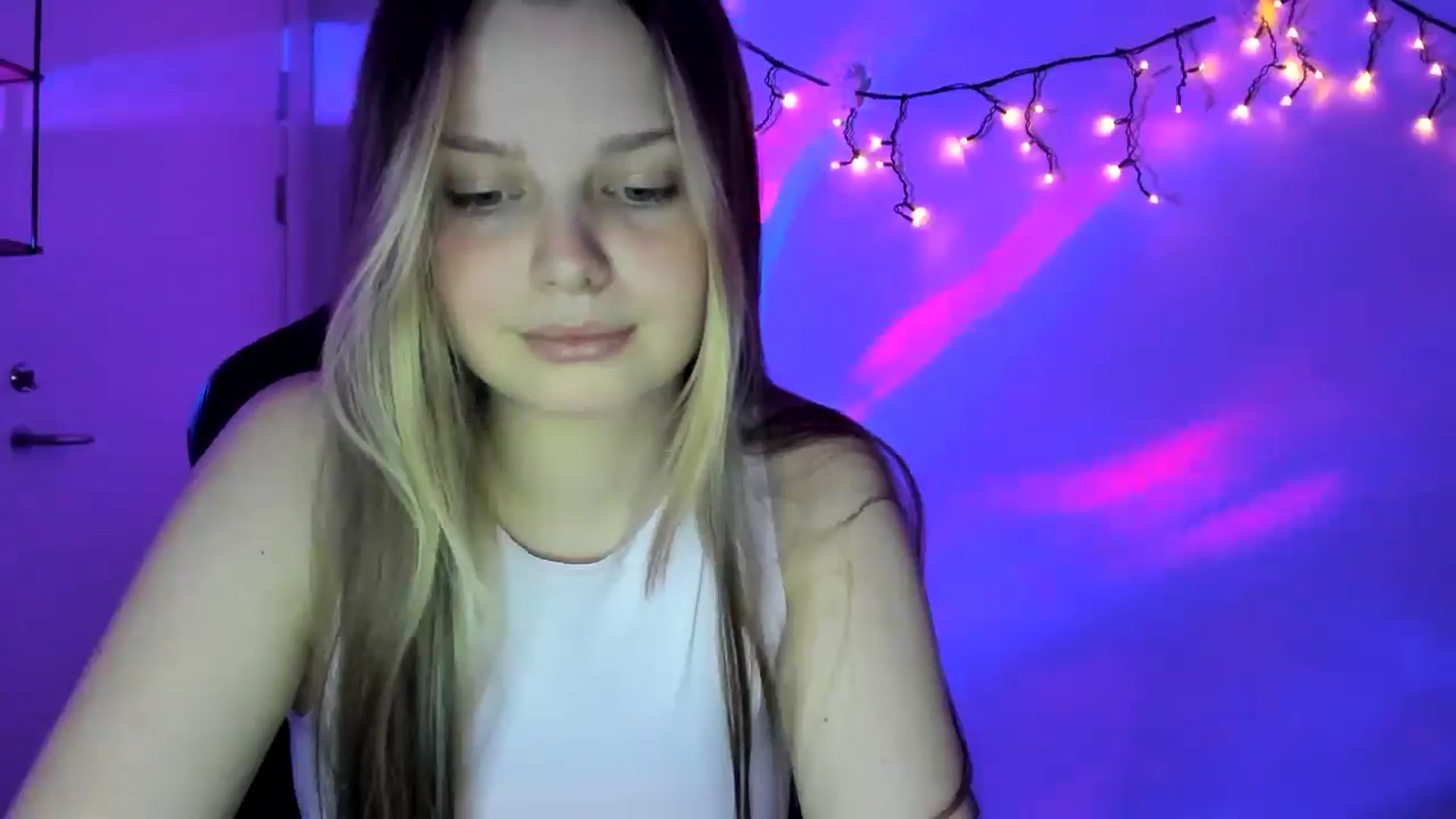 Gallery image thumbnail from Annaneon's myfreecams stream on, 04/21/2026, 20:15 image 9 of 20