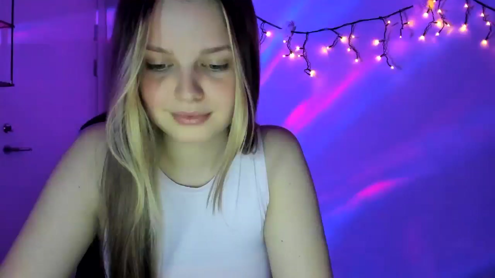 Gallery image thumbnail from Annaneon's myfreecams stream on, 04/21/2026, 20:15 image 12 of 20