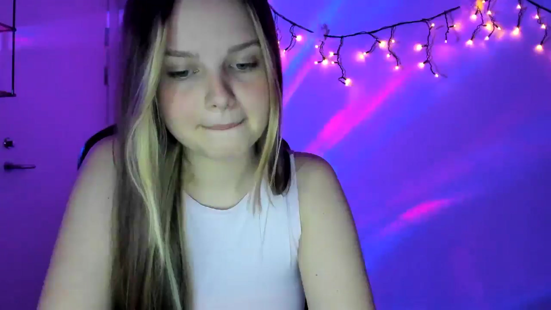 Gallery image thumbnail from Annaneon's myfreecams stream on, 04/21/2026, 20:15 image 17 of 20
