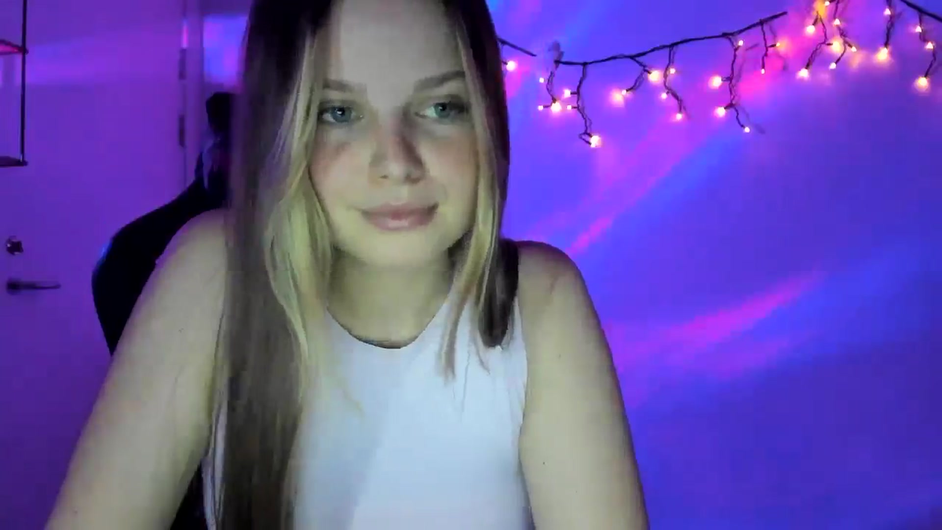 Gallery image thumbnail from Annaneon's myfreecams stream on, 04/21/2026, 20:15 image 18 of 20