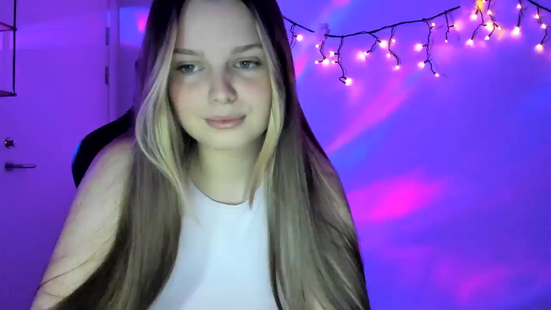 Gallery image thumbnail from Annaneon's myfreecams stream on, 04/21/2026, 20:15 image 6 of 20