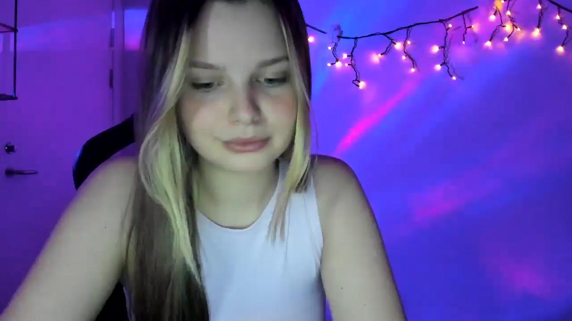 Gallery image thumbnail from Annaneon's myfreecams stream on, 04/21/2026, 20:15 image 14 of 20