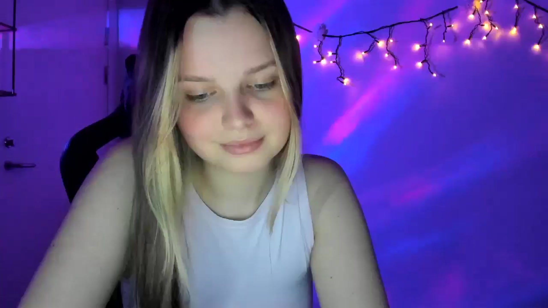 Gallery image thumbnail from Annaneon's myfreecams stream on, 04/21/2026, 20:46 image 2 of 20