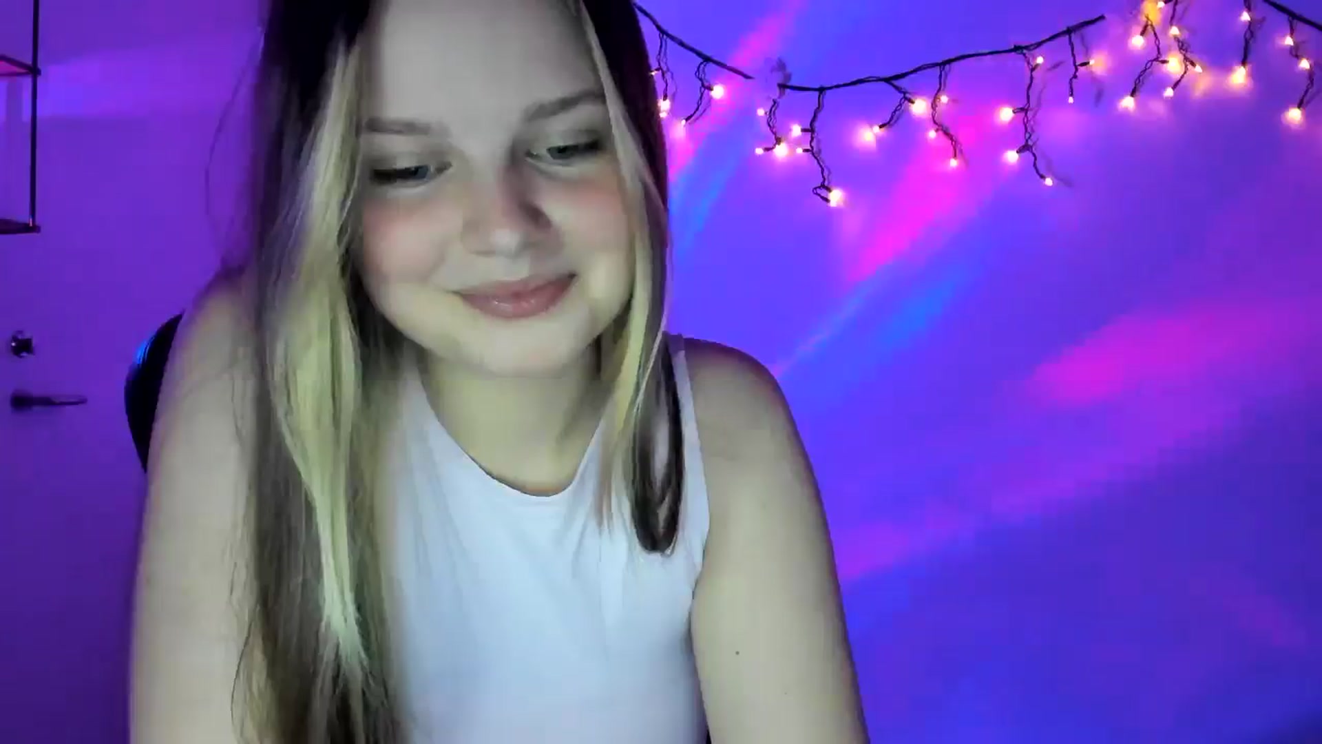 Gallery image thumbnail from Annaneon's myfreecams stream on, 04/21/2026, 20:46 image 15 of 20