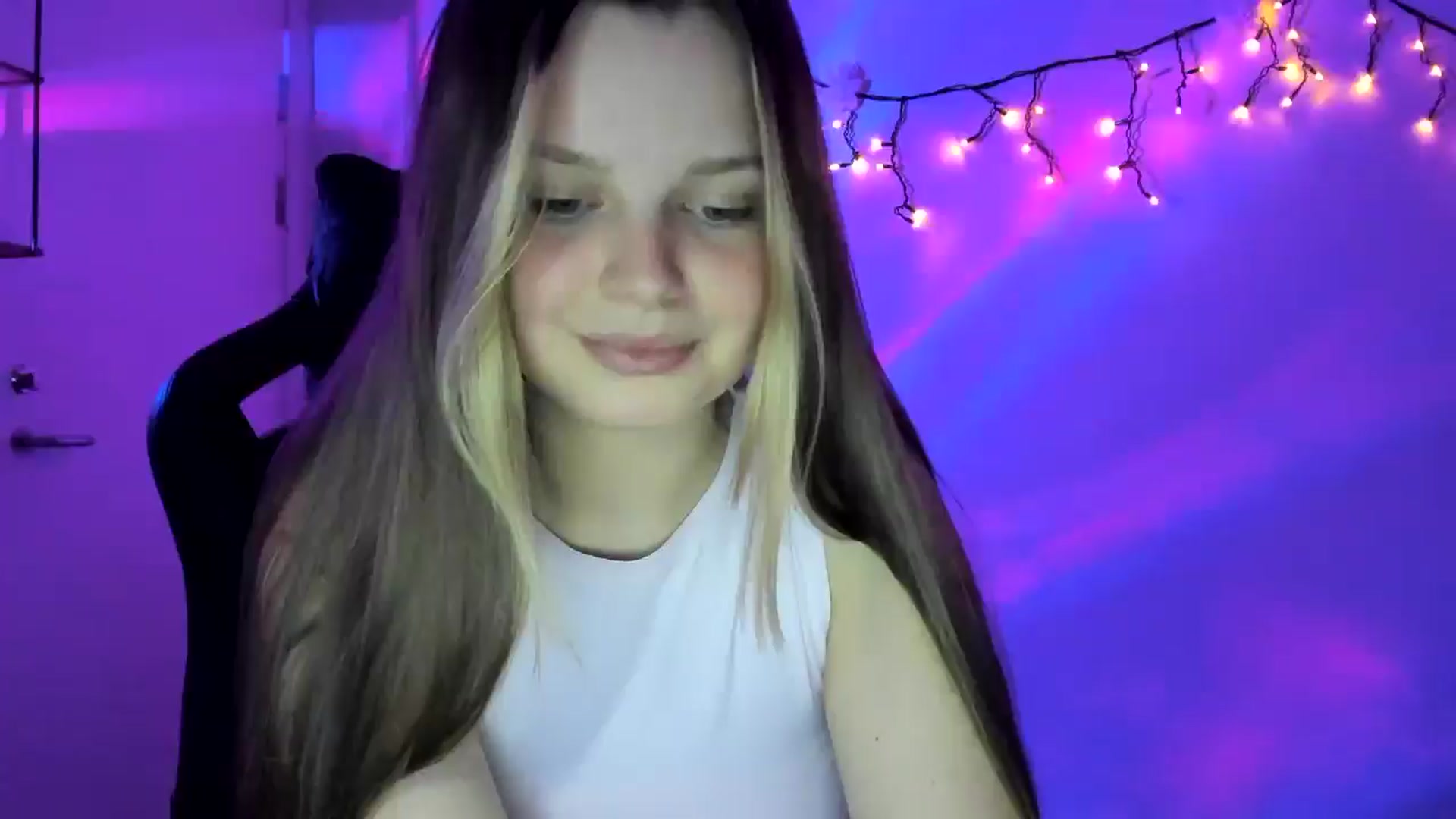 Gallery image thumbnail from Annaneon's myfreecams stream on, 04/21/2026, 20:46 image 18 of 20