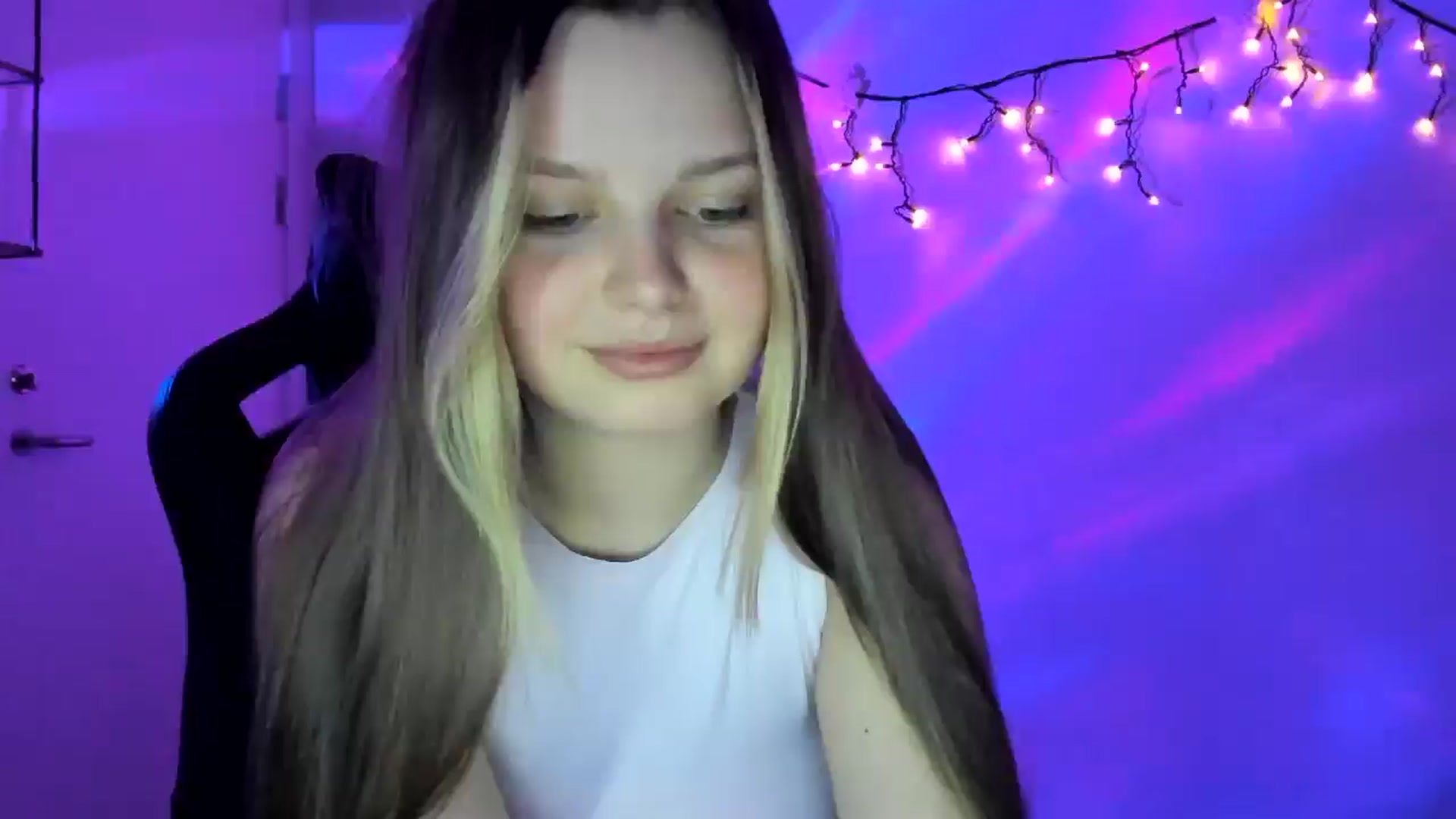 Gallery image thumbnail from Annaneon's myfreecams stream on, 04/21/2026, 20:46 image 20 of 20