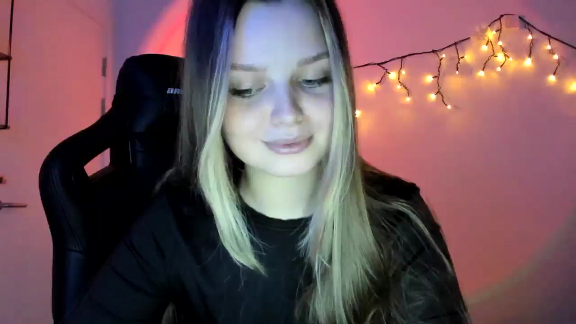 Gallery image thumbnail from Annaneon's myfreecams stream on, 04/22/2026, 19:06 image 19 of 20