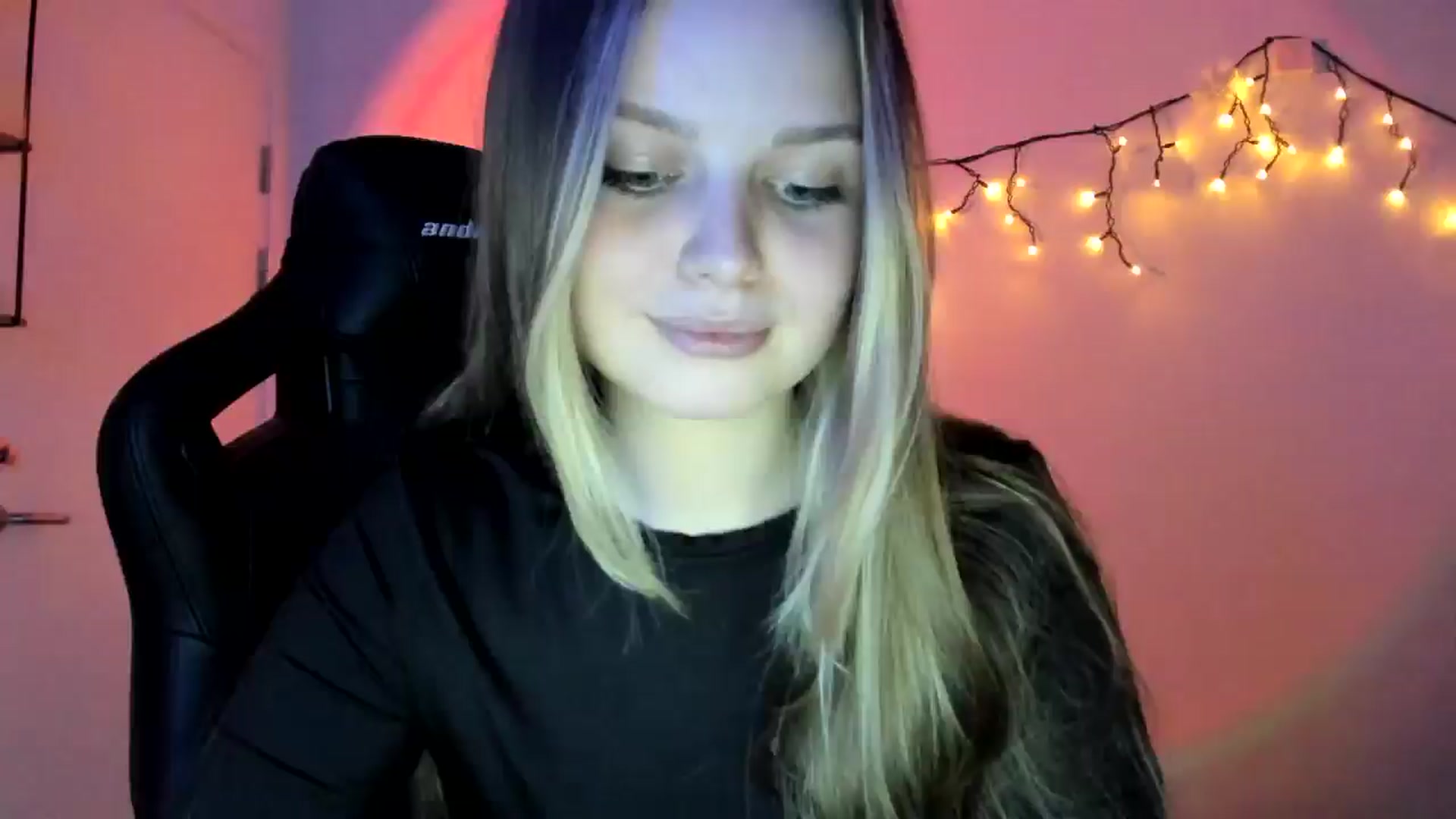 Gallery image thumbnail from Annaneon's myfreecams stream on, 04/22/2026, 19:06 image 17 of 20