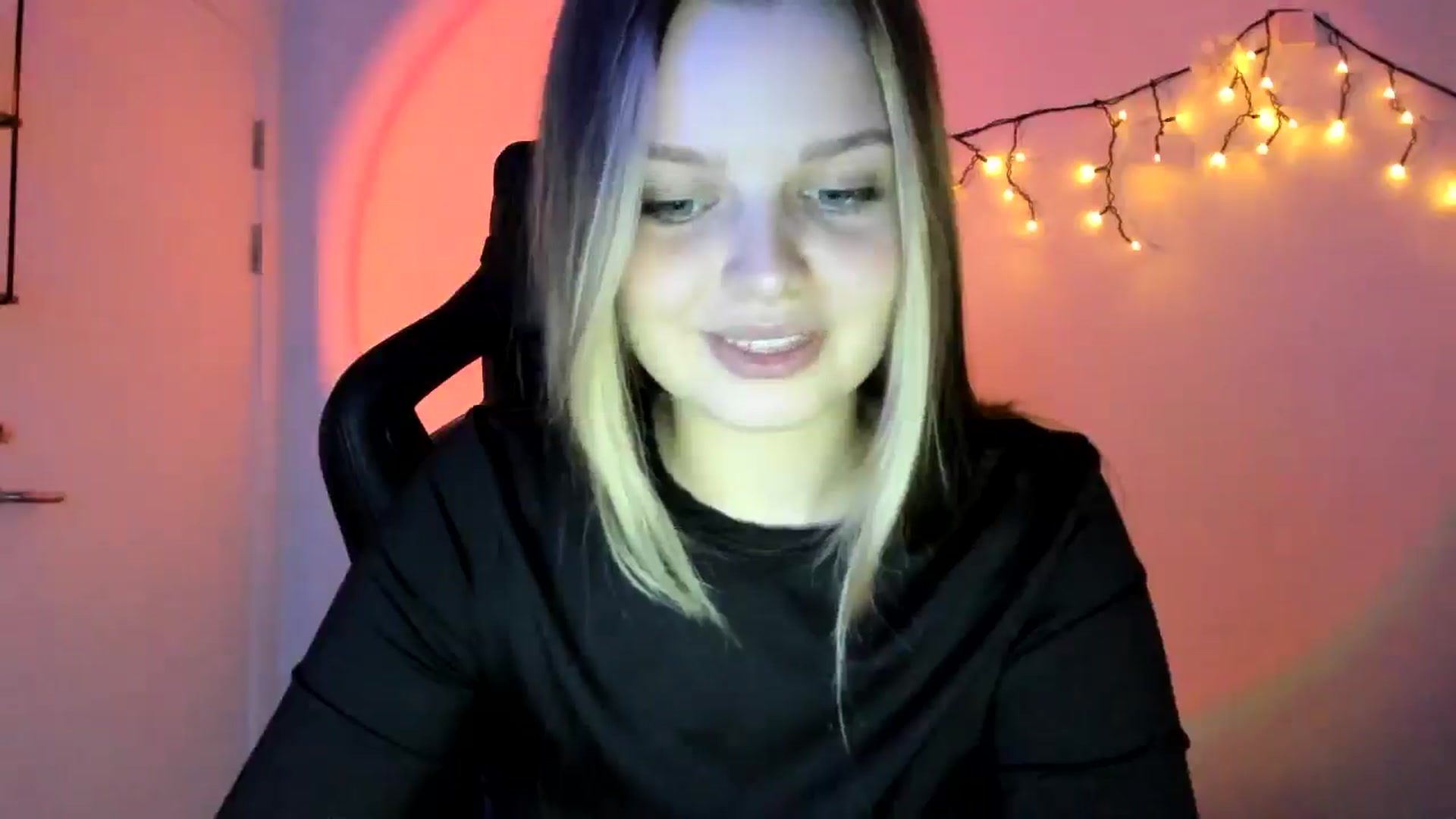 Gallery image thumbnail from Annaneon's myfreecams stream on, 04/22/2026, 19:06 image 15 of 20