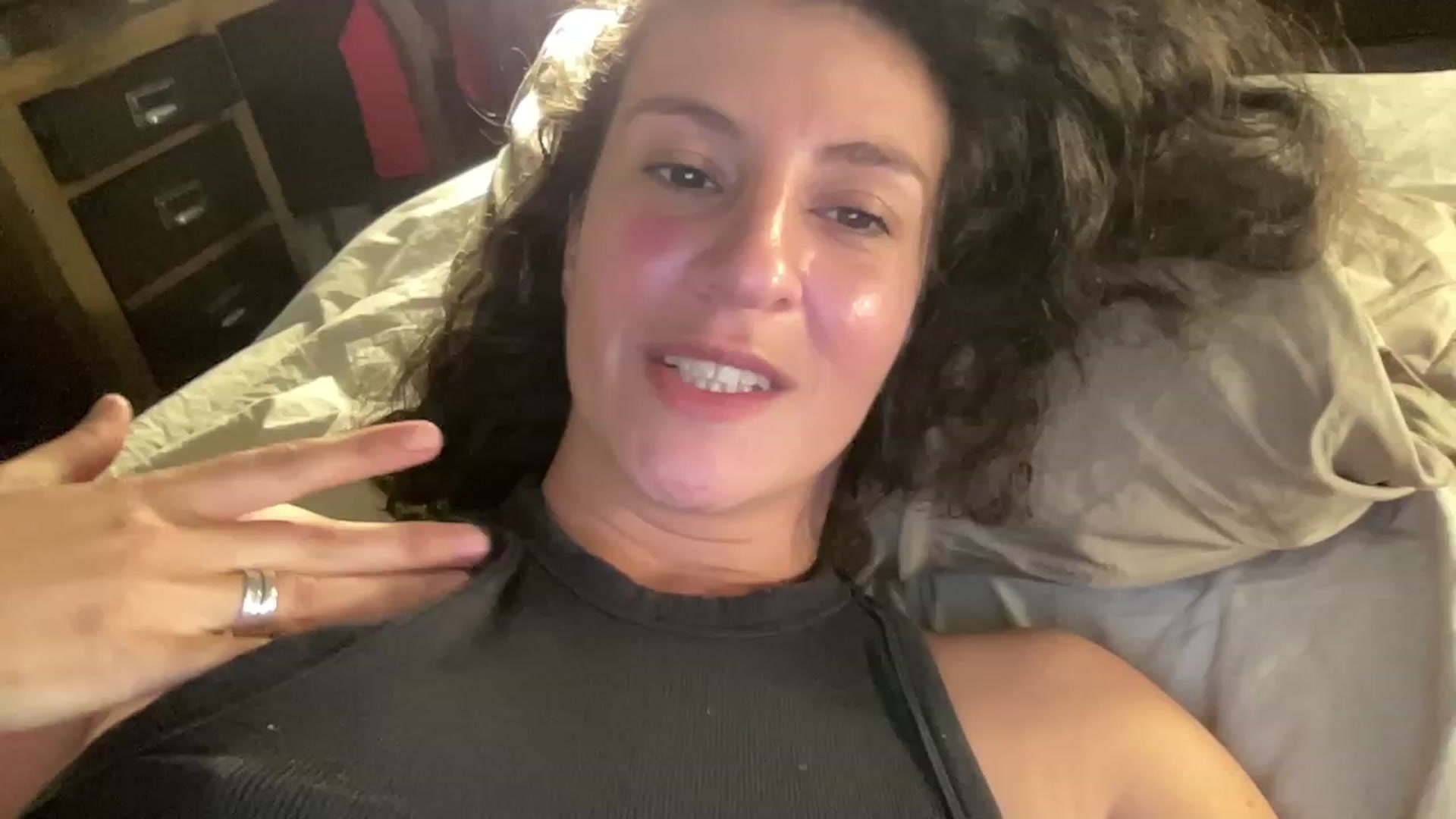 Gallery image thumbnail from Annareylee's myfreecams stream on, 10/10/2023, 18:16 image 6 of 20
