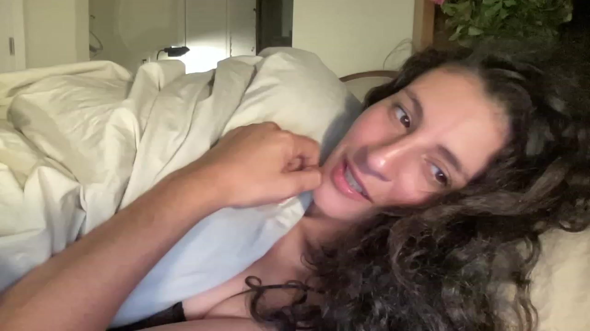 Gallery image thumbnail from Annareylee's myfreecams stream on, 10/23/2023, 19:36 image 18 of 20