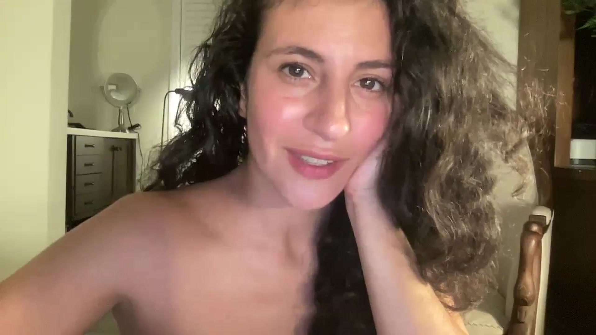 Gallery image thumbnail from Annareylee's myfreecams stream on, 12/18/2023, 07:09 image 3 of 20