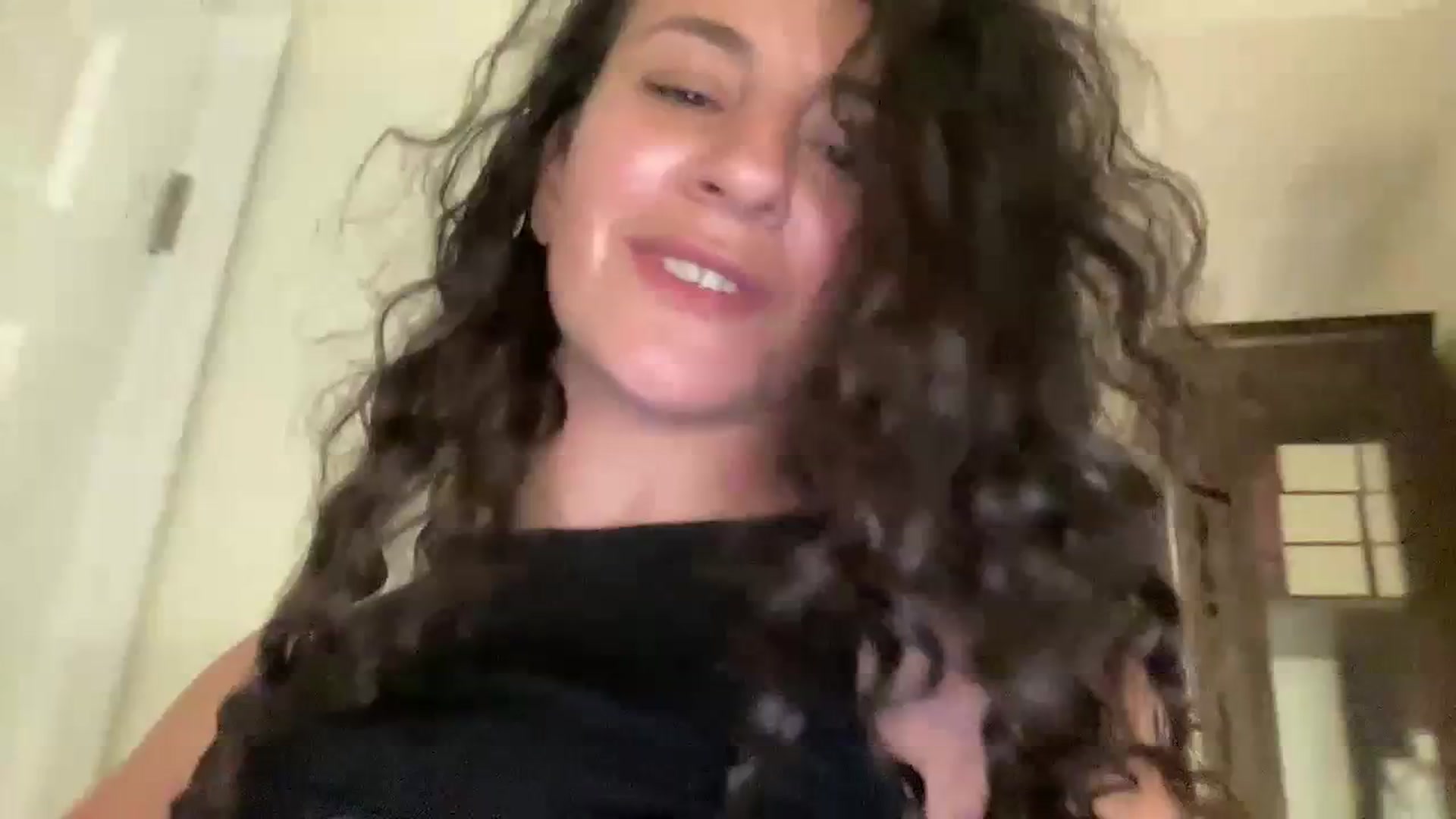 Gallery image thumbnail from Annareylee's myfreecams stream on, 12/21/2023, 20:36 image 6 of 20