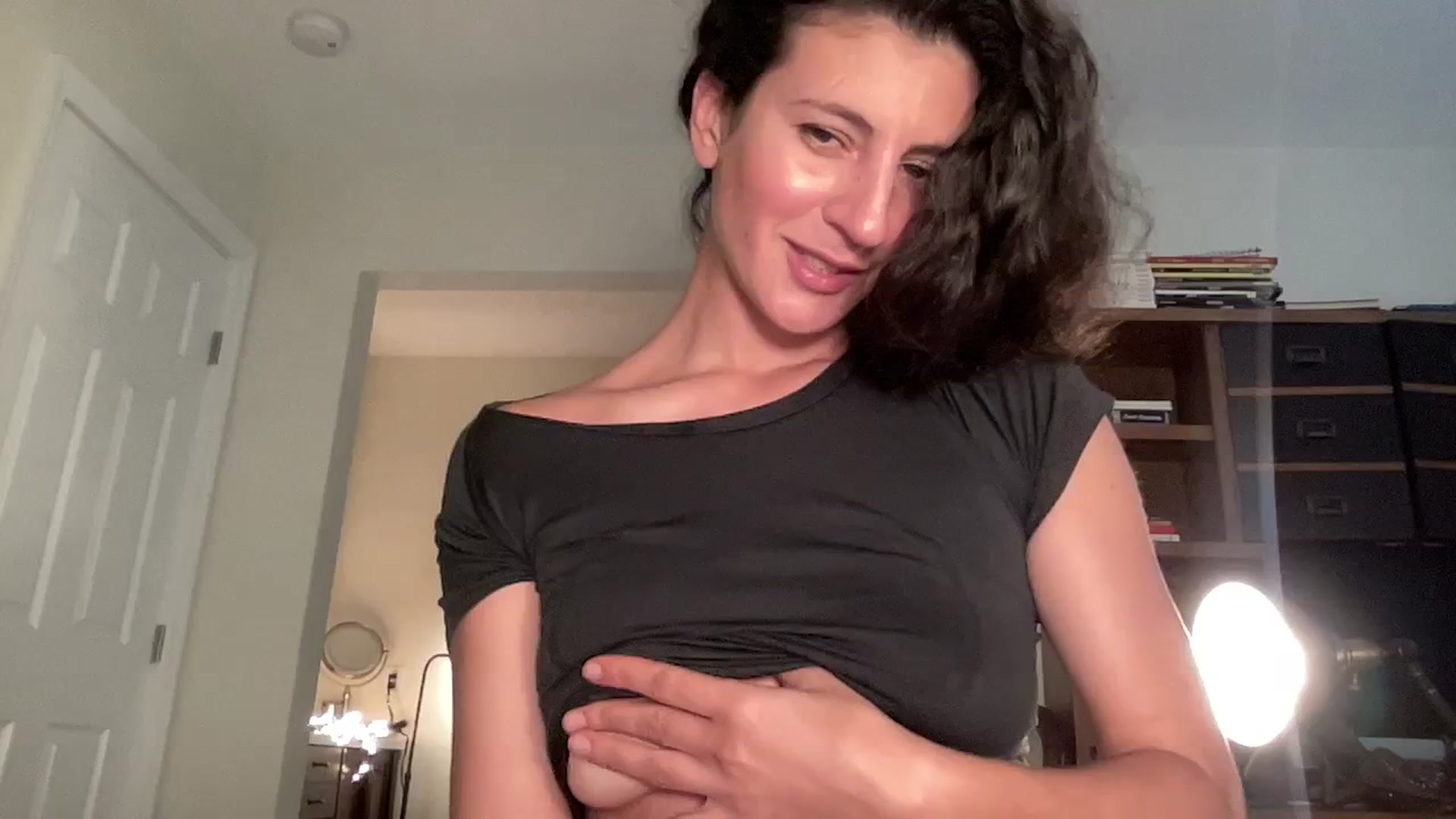 Gallery image thumbnail from Annareylee's myfreecams stream on, 01/08/2024, 18:43 image 18 of 20