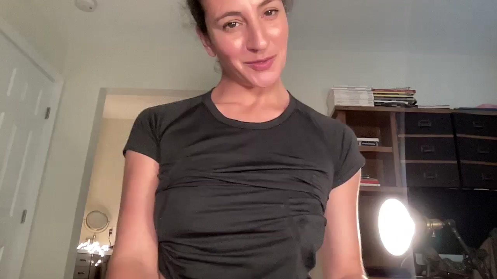 Gallery image thumbnail from Annareylee's myfreecams stream on, 01/08/2024, 18:43 image 11 of 20