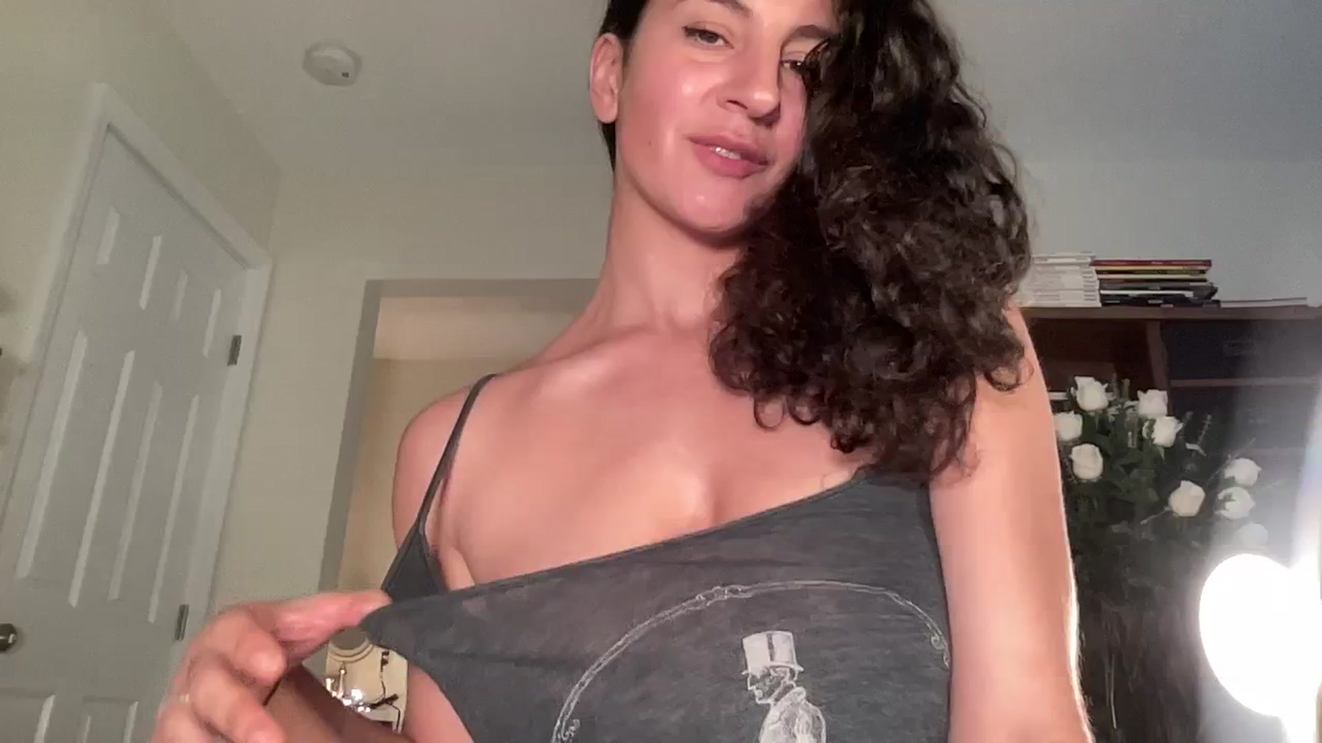 Gallery image thumbnail from Annareylee's myfreecams stream on, 01/10/2024, 18:27 image 2 of 20