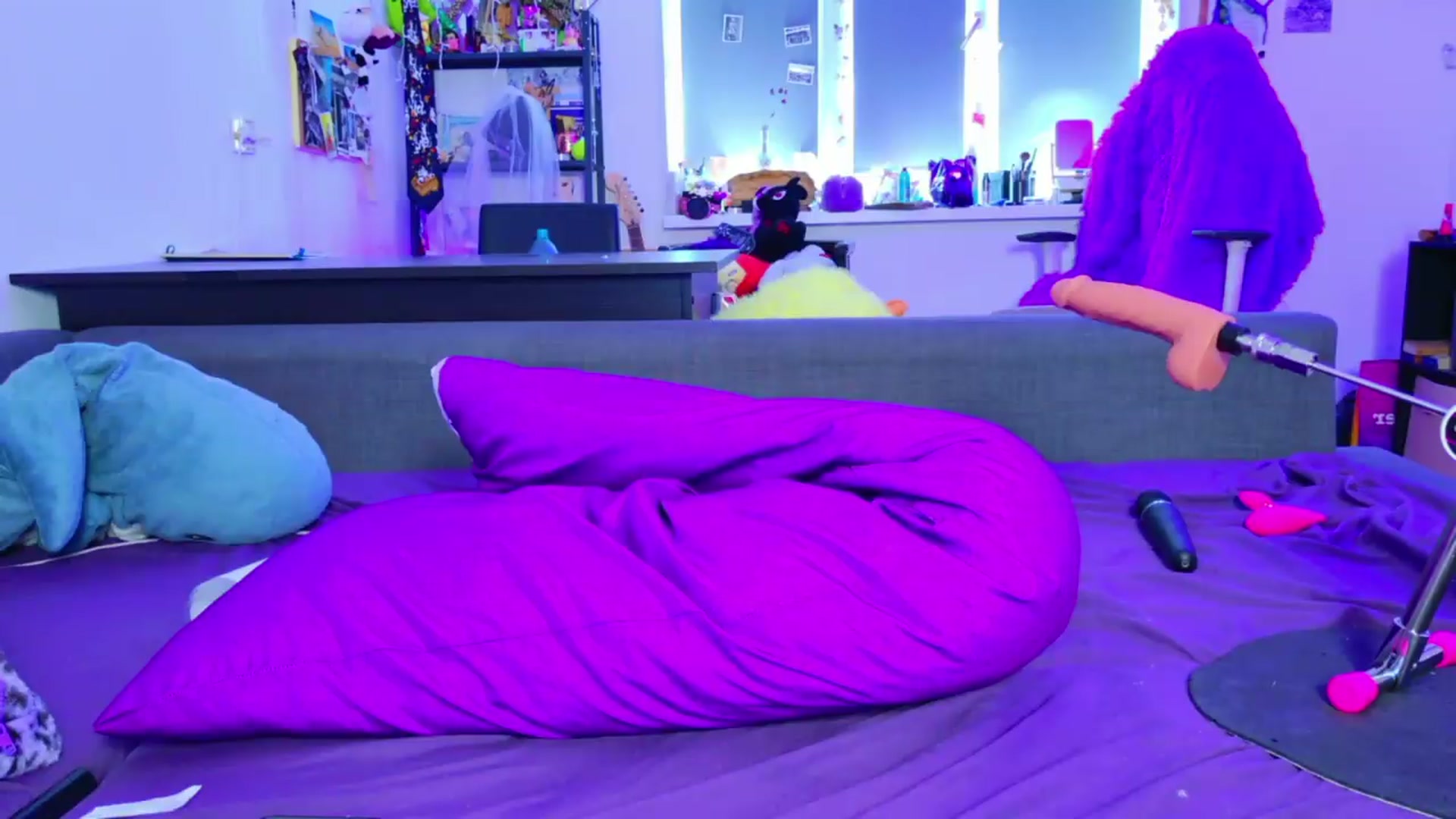 Gallery image thumbnail from Annaroxann's myfreecams stream on, 08/05/2026, 10:18 image 17 of 20