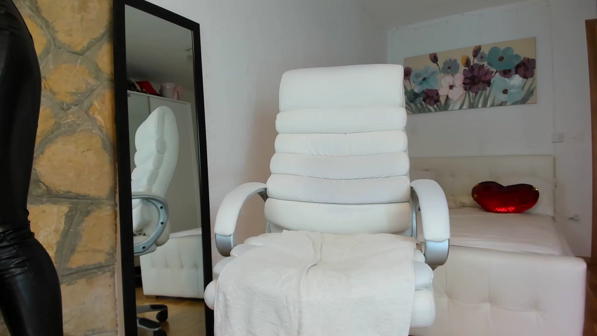Gallery image thumbnail from AnnasCloset's myfreecams stream on, 01/09/2023, 01:36 image 5 of 20