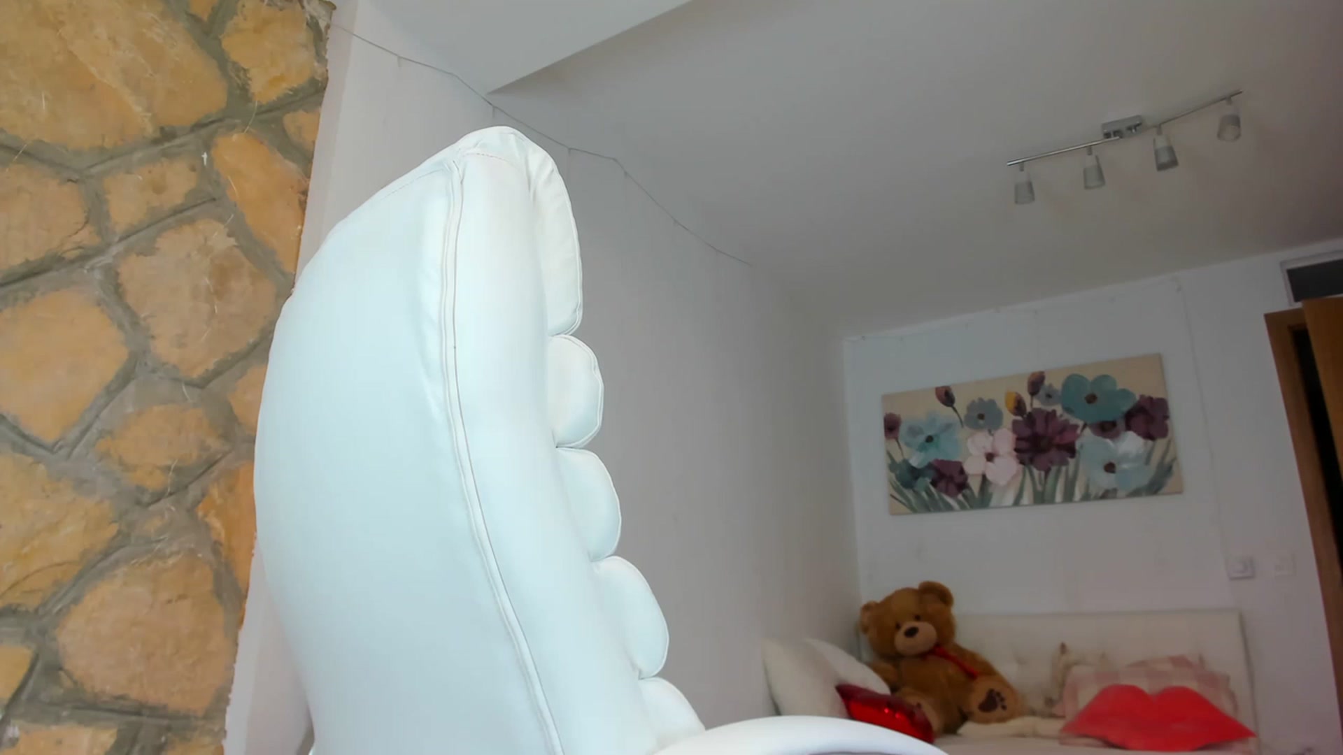 Gallery image thumbnail from AnnasCloset's myfreecams stream on, 04/02/2023, 22:01 image 15 of 20
