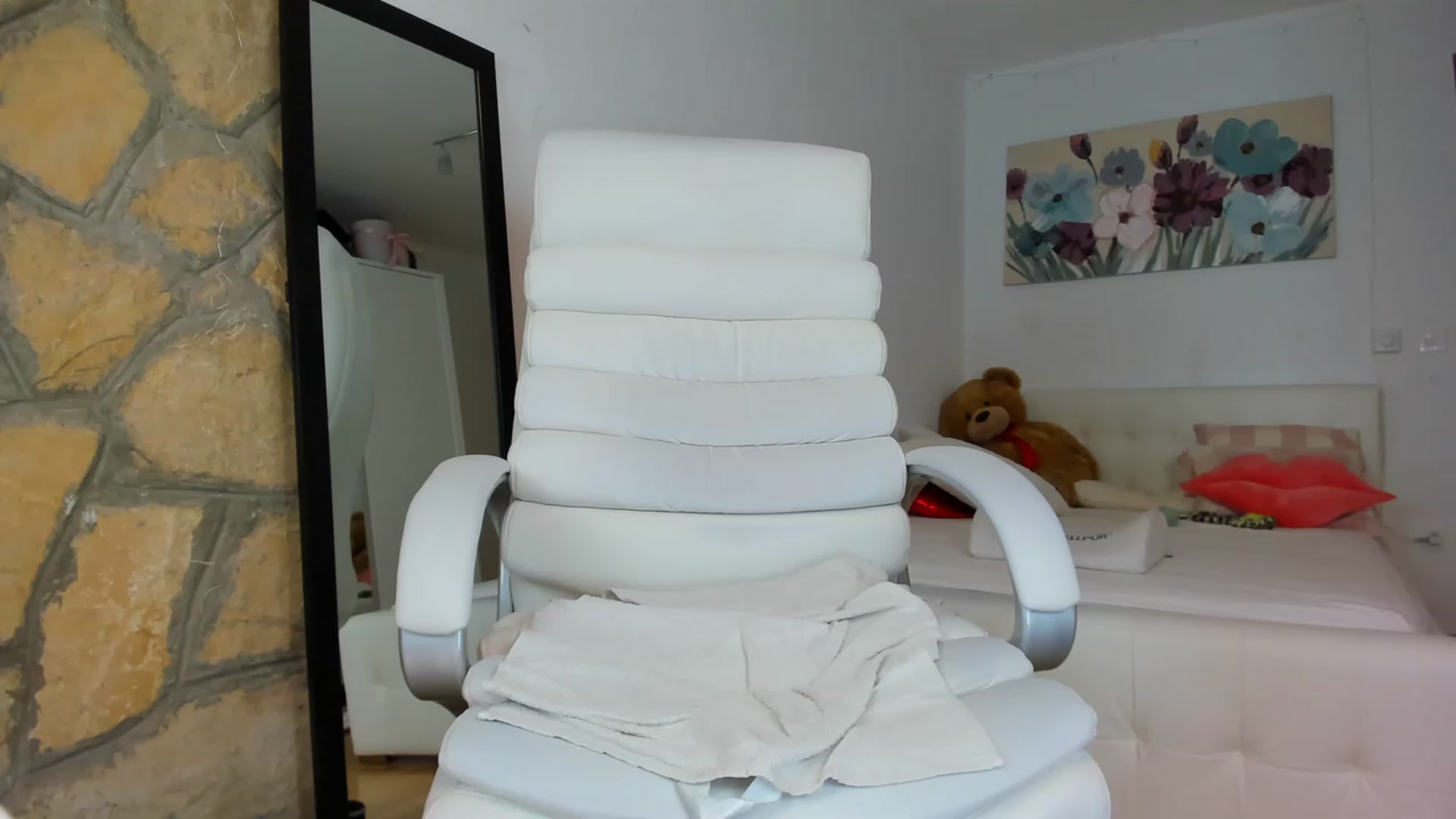 Gallery image thumbnail from AnnasCloset's myfreecams stream on, 04/12/2023, 07:37 image 18 of 20