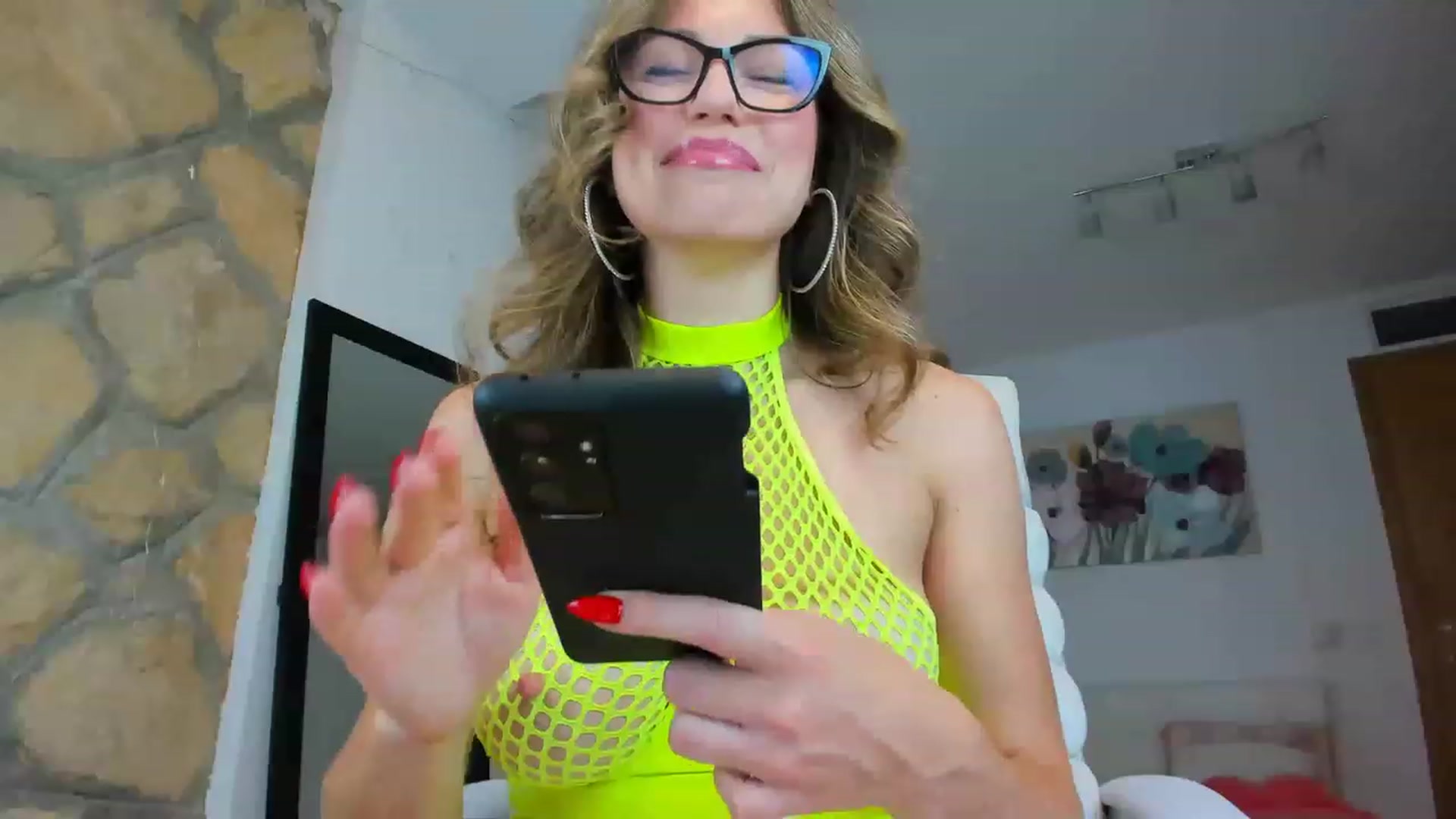 Gallery image thumbnail from AnnasCloset's myfreecams stream on, 05/10/2023, 24:06 image 12 of 20
