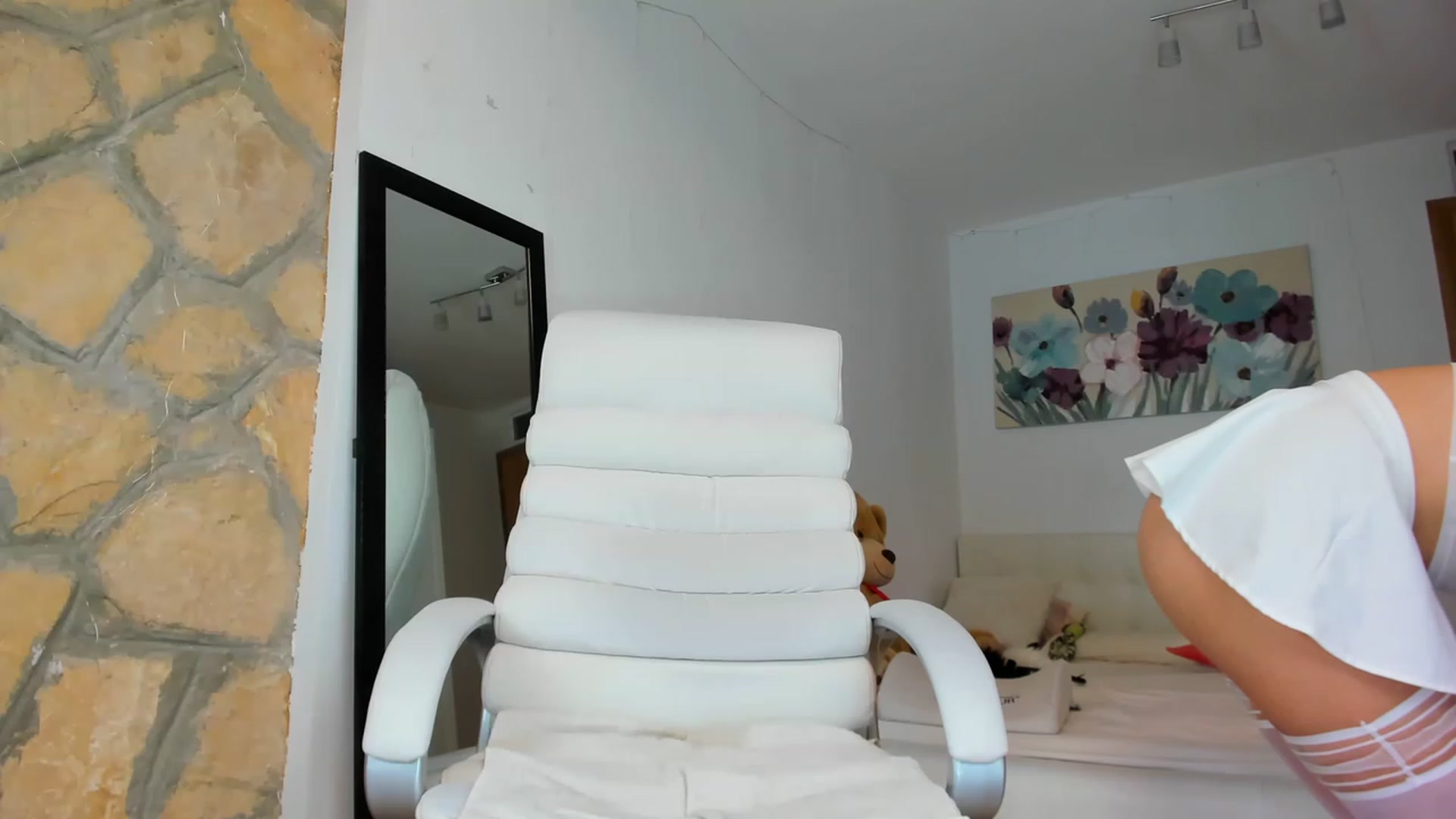 Gallery image thumbnail from AnnasCloset's myfreecams stream on, 06/01/2023, 24:43 image 19 of 20