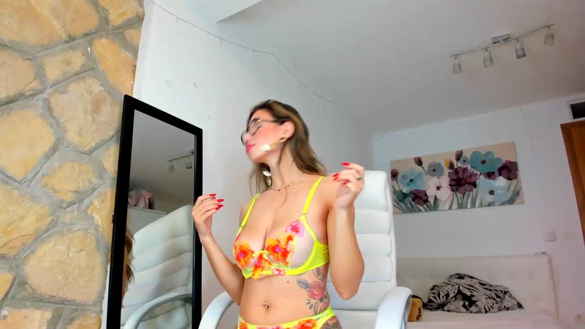 Gallery image thumbnail from AnnasCloset's myfreecams stream on, 07/10/2023, 22:16 image 6 of 20